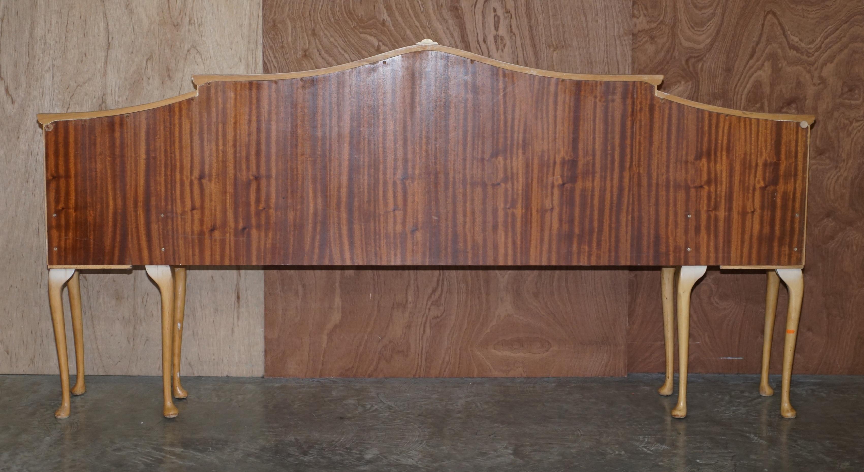 Walnut Works del 1940 circa Testiera in noce chiaro Comodini Parte di una grande suite in vendita 6