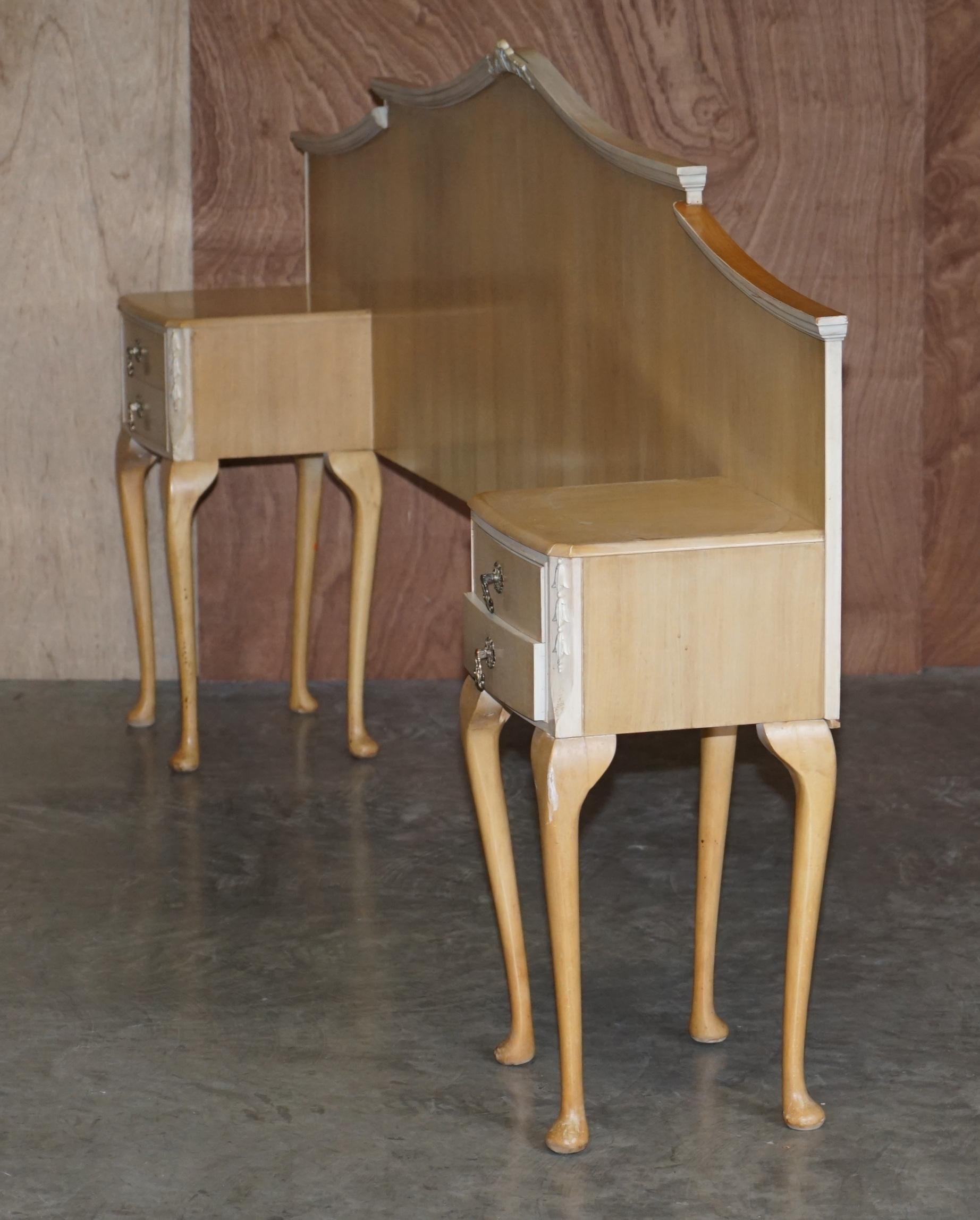 Walnut Works del 1940 circa Testiera in noce chiaro Comodini Parte di una grande suite in vendita 7