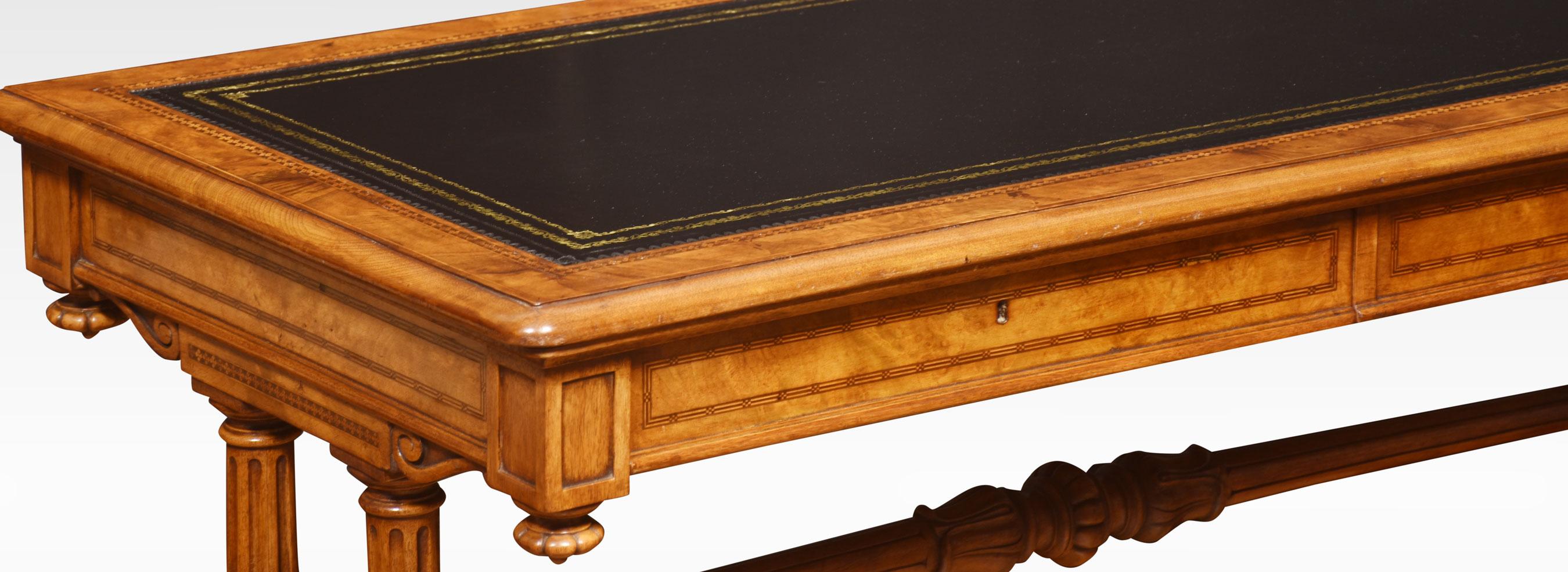 Walnut Writing Desk in the Manner of Gillows In Good Condition For Sale In Cheshire, GB