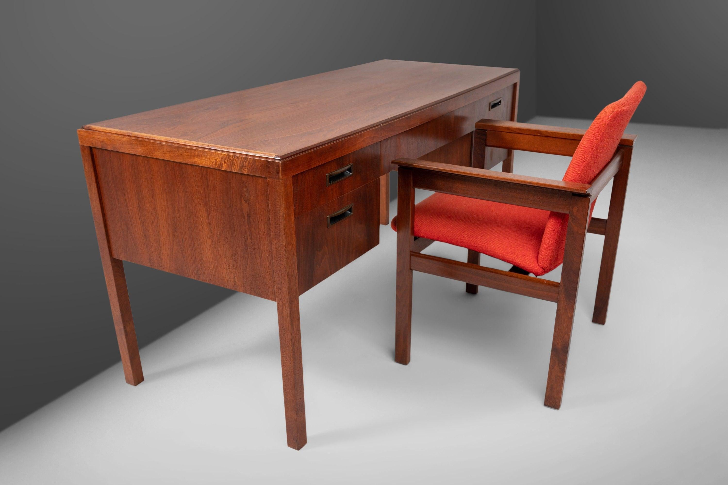 Walnut Writing Desk in the Manner of Jens Risom, c. 1960s For Sale 1