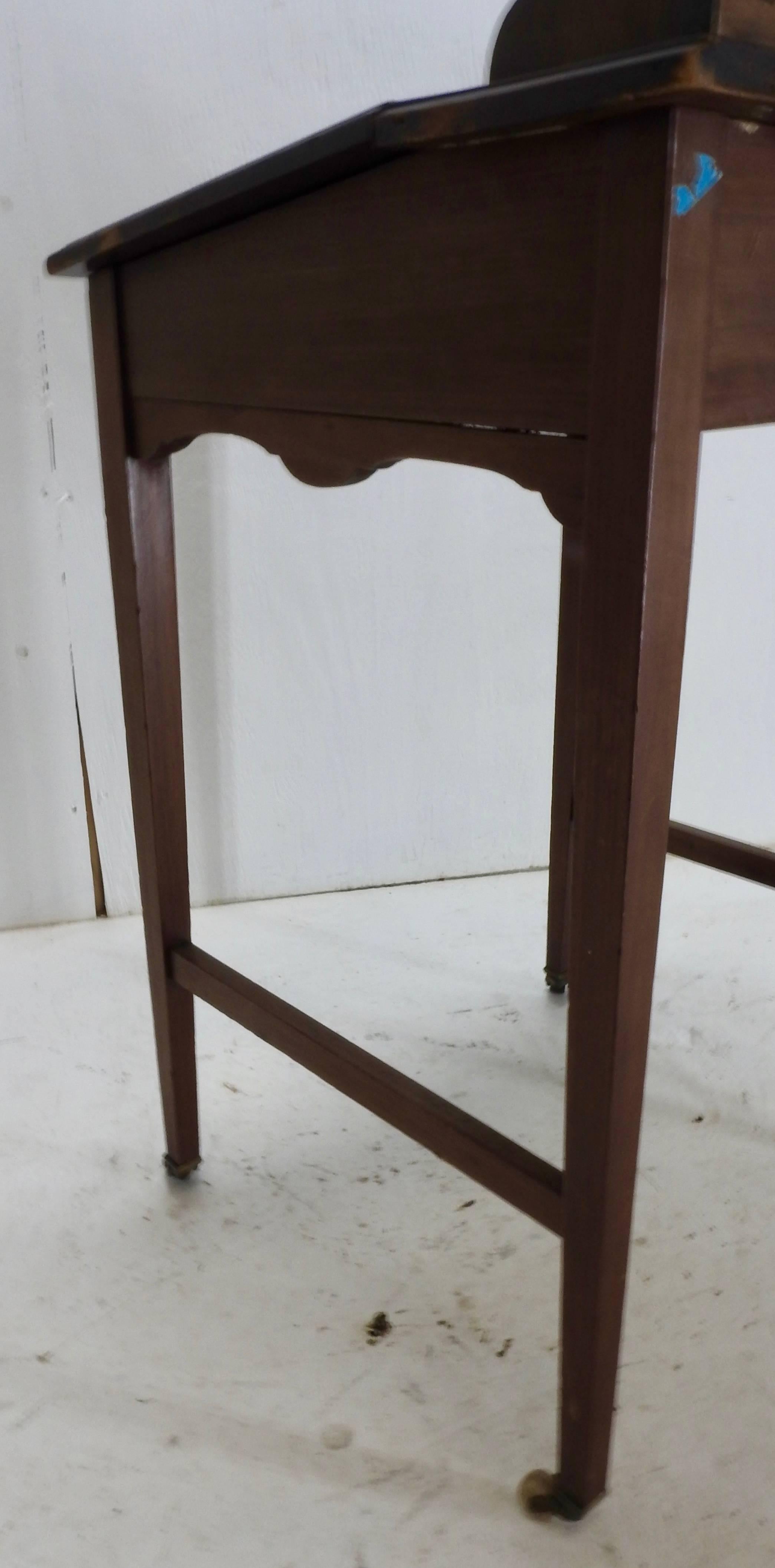 Walnut Writing Desk with Lift Top, Victorian In Fair Condition For Sale In Cookeville, TN