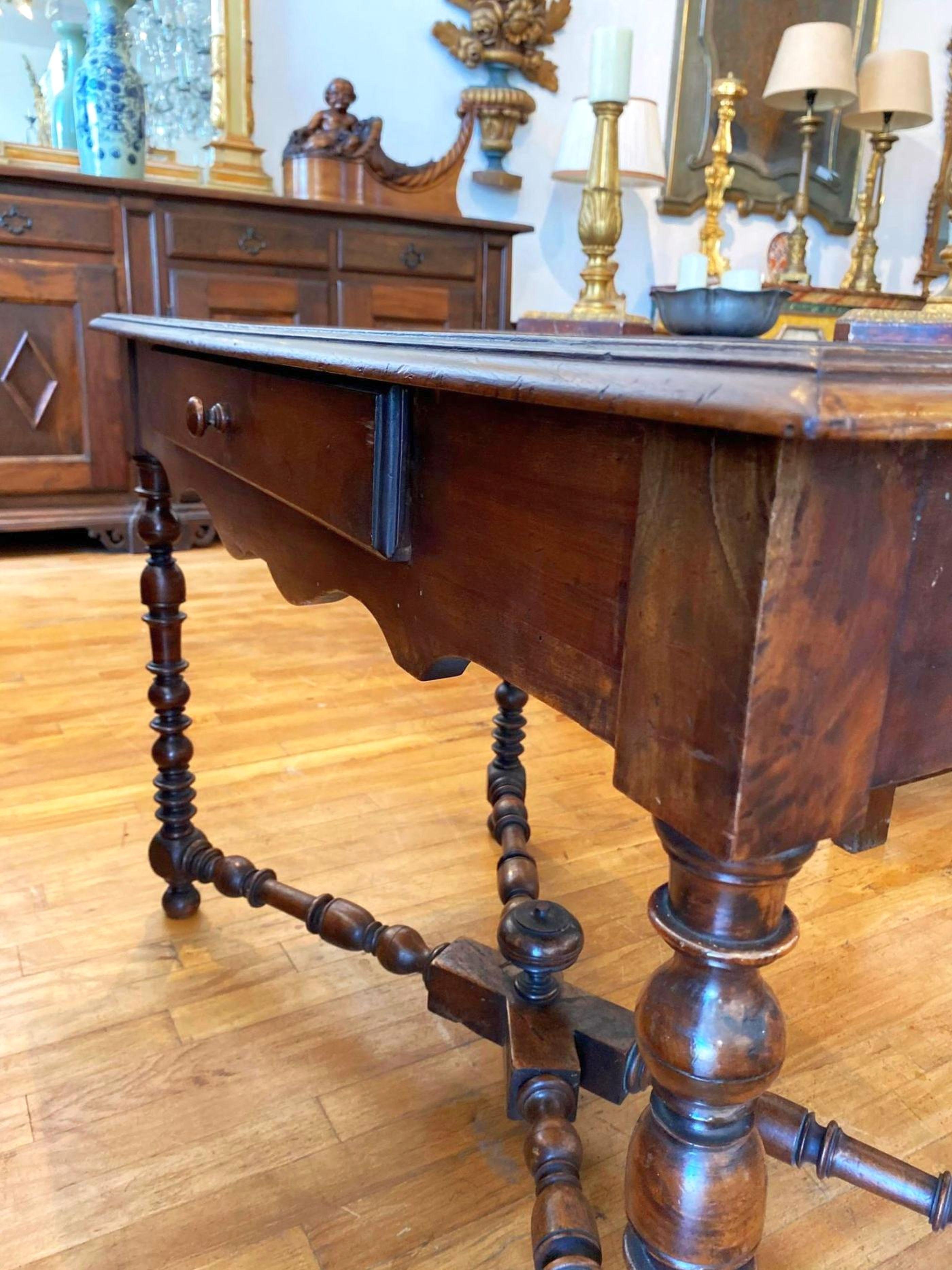 Walnut writing table - Circa 1840 In Good Condition For Sale In Los Angeles, CA