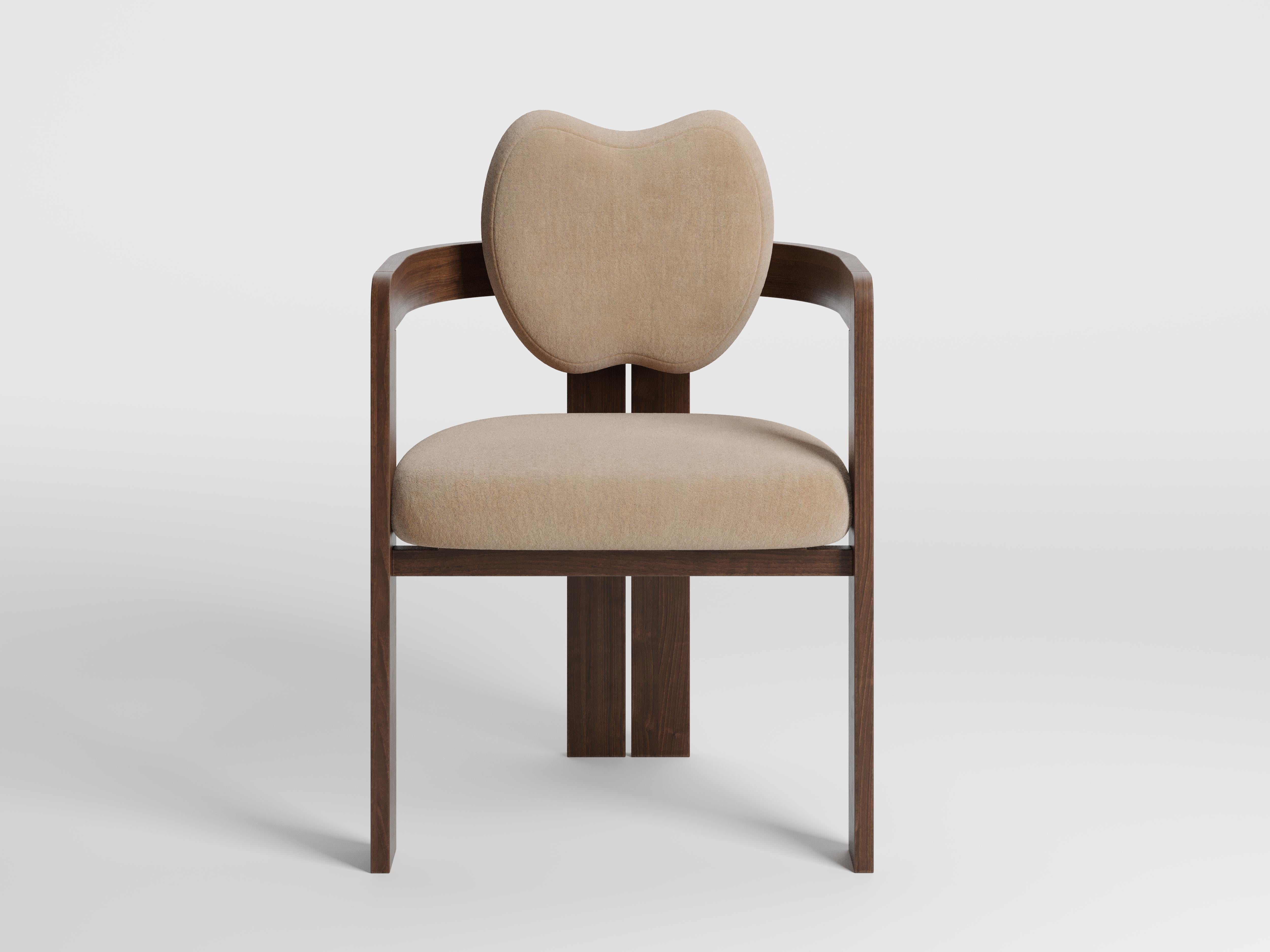 Silla Yeti de nogal de KY ARCHITECTURE
Dimensiones: An 58 x Pr 58 x Al 84 cm
Materiales: Estructura de madera, nogal estadounidense.
Acabados disponibles : Tejidos Dedar y Pierre Frey.

Kelly Boukobza es la fundadora de KY Architecture.
Apasionada