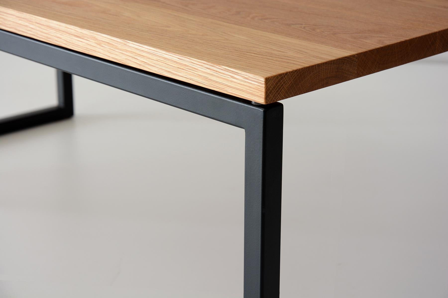 Moderno Tavolino York in noce di Hollis & Morris in vendita
