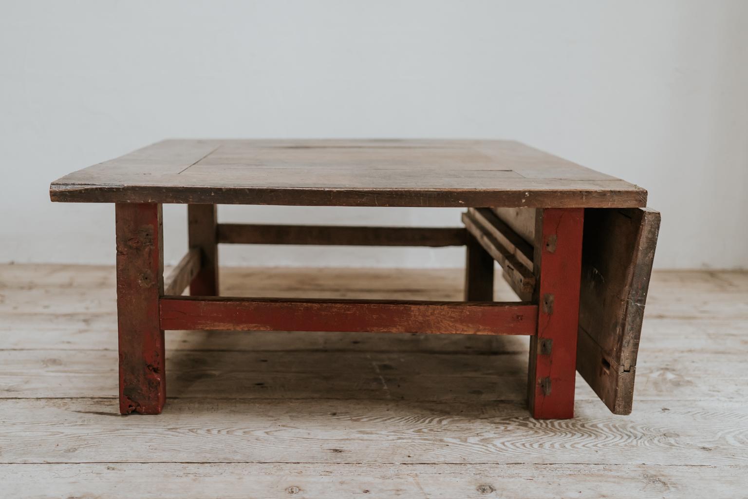 This coffee table is made from a 19th century walnut tabletop, with great patina,
put on a contemporary oxblood painted wooden base ... one extra drop-leaf ...
you can use it in square shape as well as a rectangular shape ...
So 100 x 111 x 45 cm