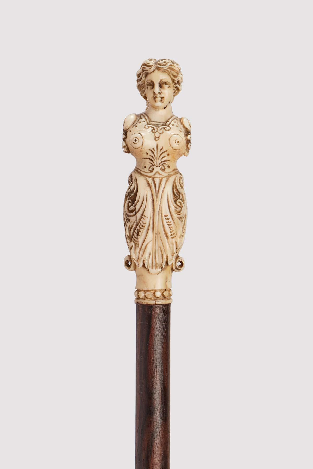 Bastón: pomo de marfil de morsa tallado, representa un mascarón de proa con hojas. Barril de palisandro. Virola de marfil de morsa tallado. Dieppe, Francia, hacia 1780. 
(SÓLO ENVÍO A LA UE)