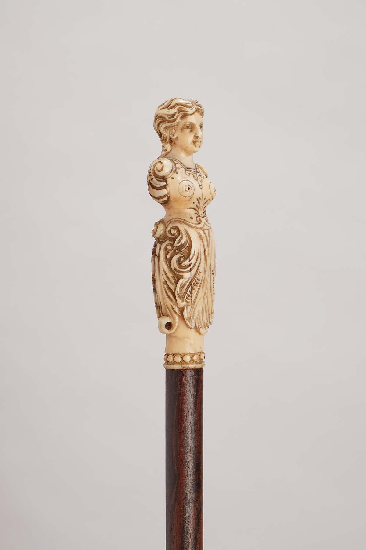 Bastón con mango de marfil de morsa que representa un mascarón de proa, Francia 1780. Francés en venta