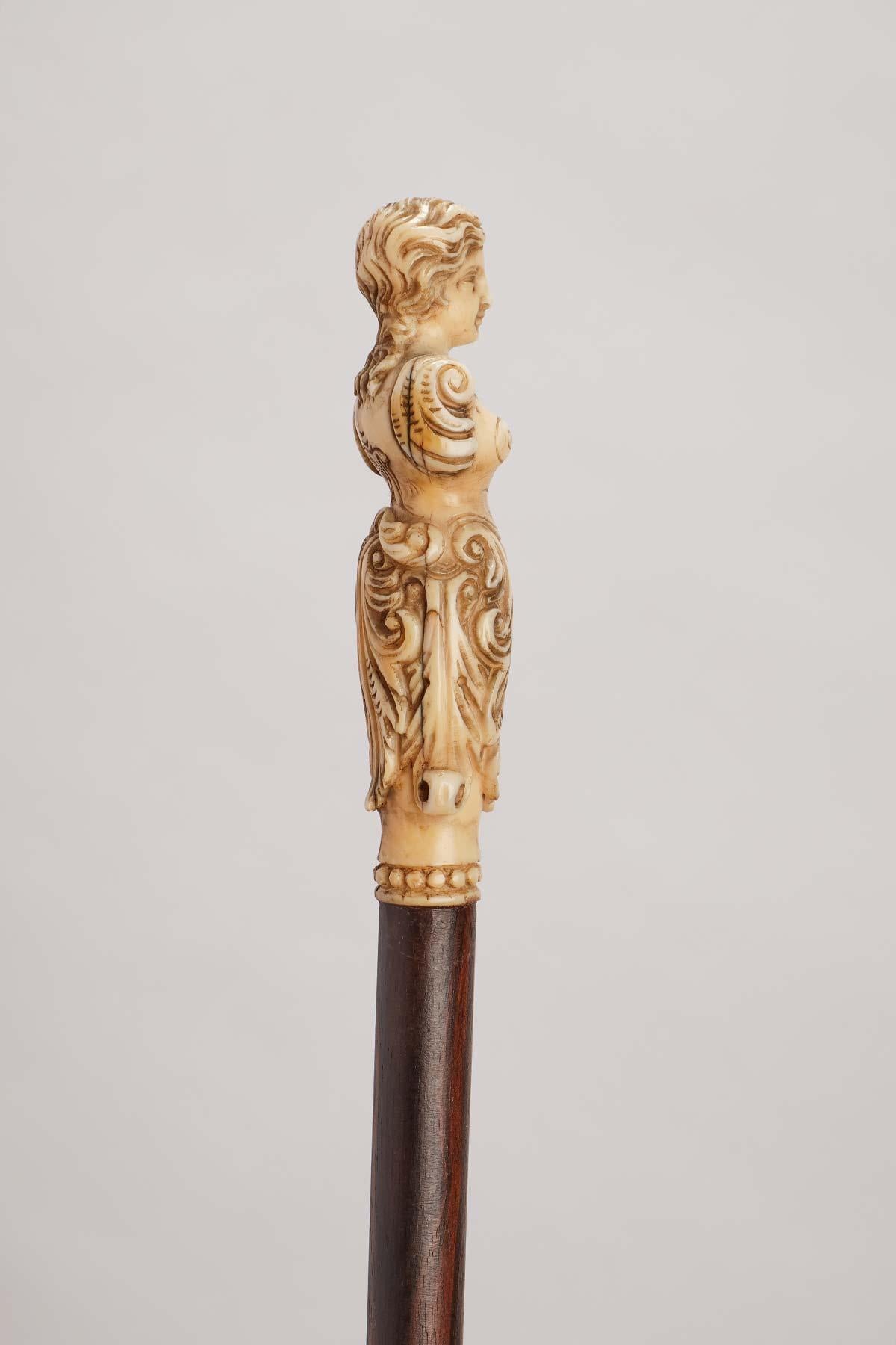 Bastón con mango de marfil de morsa que representa un mascarón de proa, Francia 1780. en Bueno estado para la venta en Milan, IT