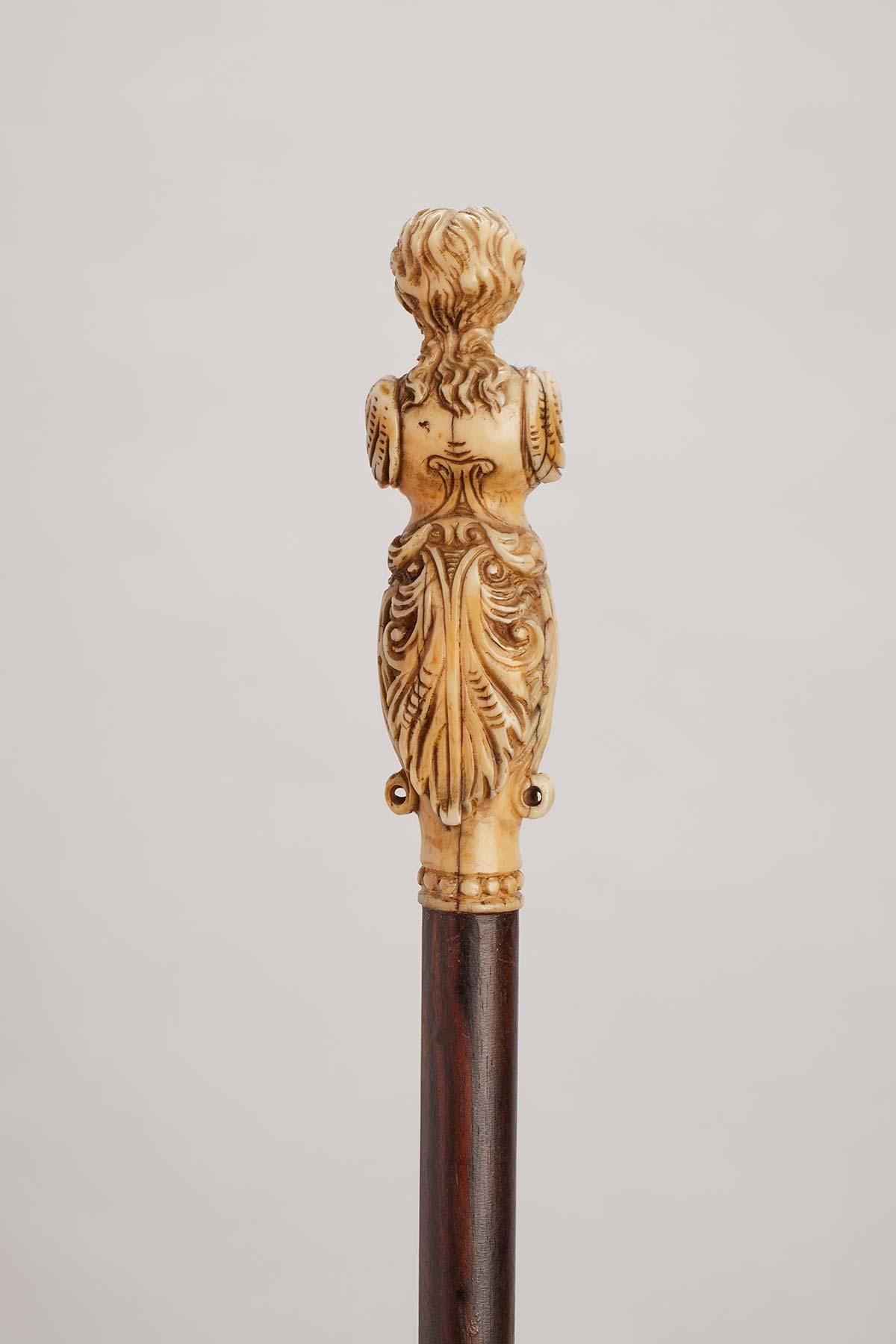 Bastón con mango de marfil de morsa que representa un mascarón de proa, Francia 1780. siglo XVIII en venta