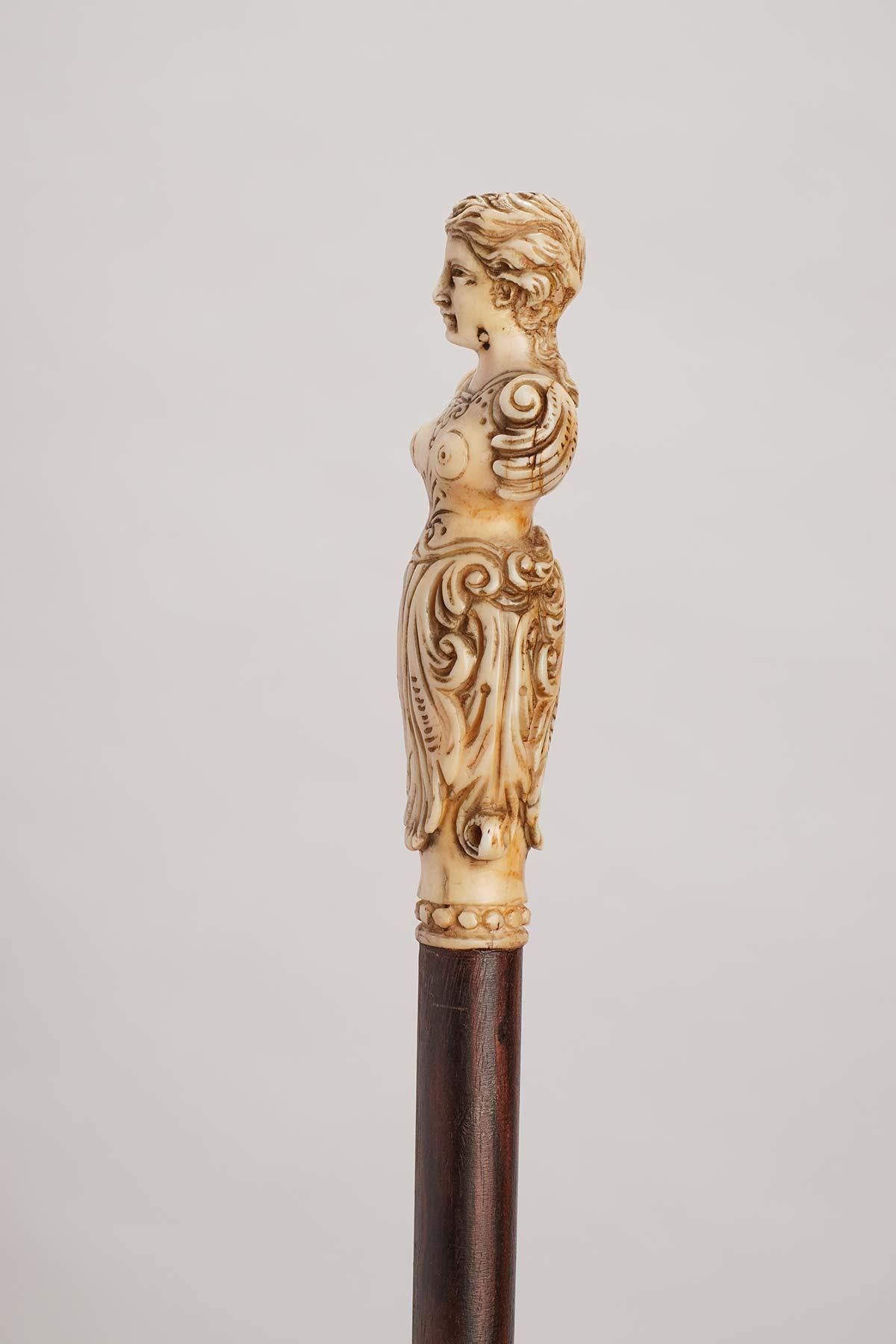 Bastón con mango de marfil de morsa que representa un mascarón de proa, Francia 1780. Marfil en venta
