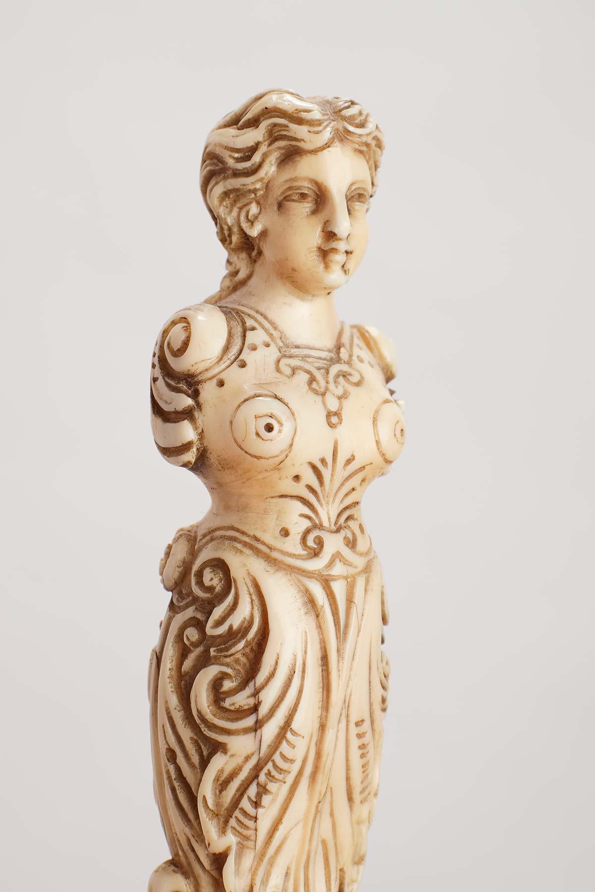 Bastón con mango de marfil de morsa que representa un mascarón de proa, Francia 1780. en venta 1