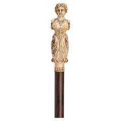 Bastón con mango de marfil de morsa que representa un mascarón de proa, Francia 1780.