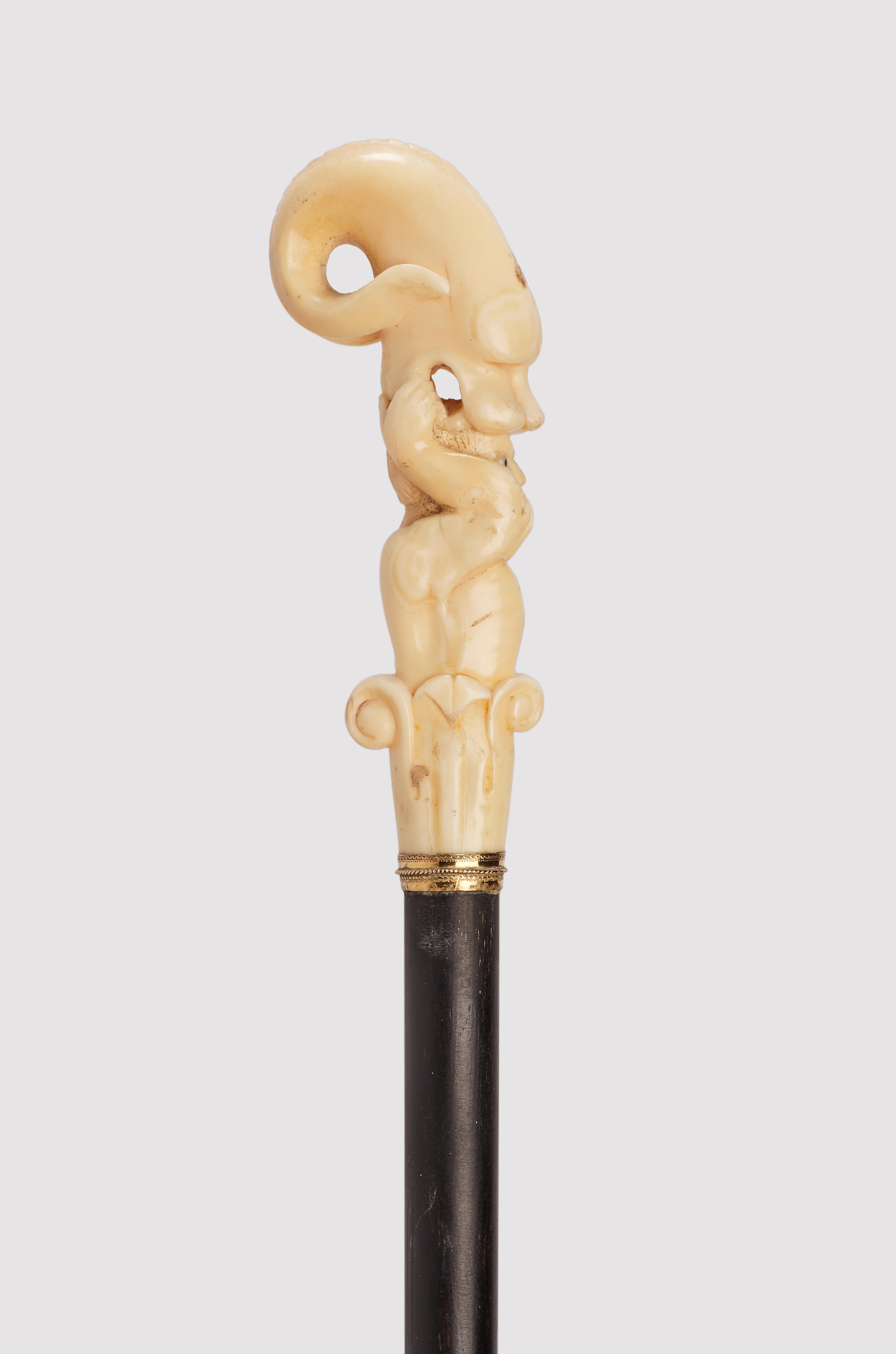 Bastón: mango tallado en marfil de morsa, representa a Jonás y la ballena. Vástago de madera de ébano. Ojos de cristal de azufre. Anillo de oro. Virola de marfil. Alemania, hacia 1860. (SÓLO ENVÍO A LA UE)