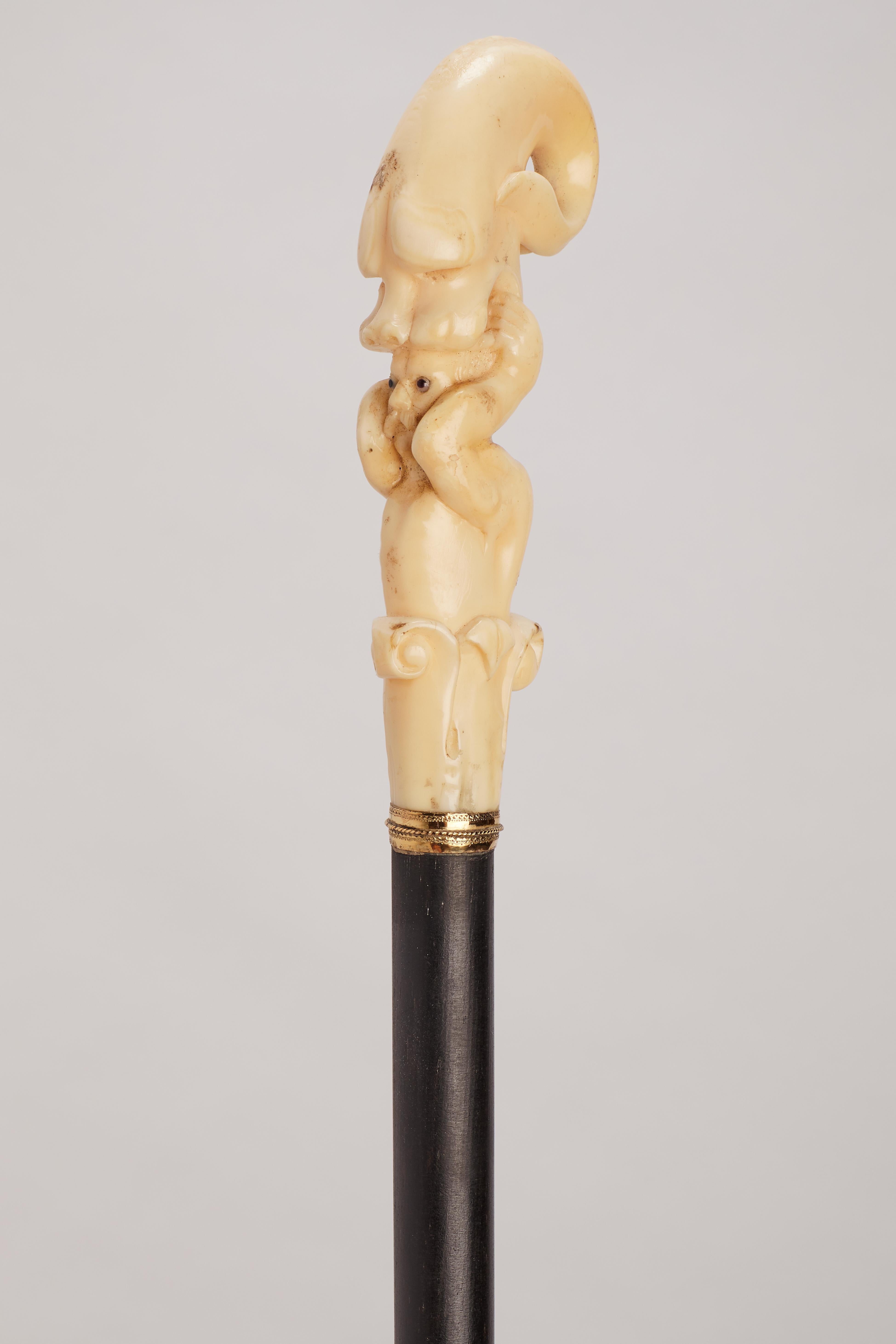 Bastón con mango de marfil de morsa que representa a Jonás y la ballena, Alemania 1860. siglo XIX en venta