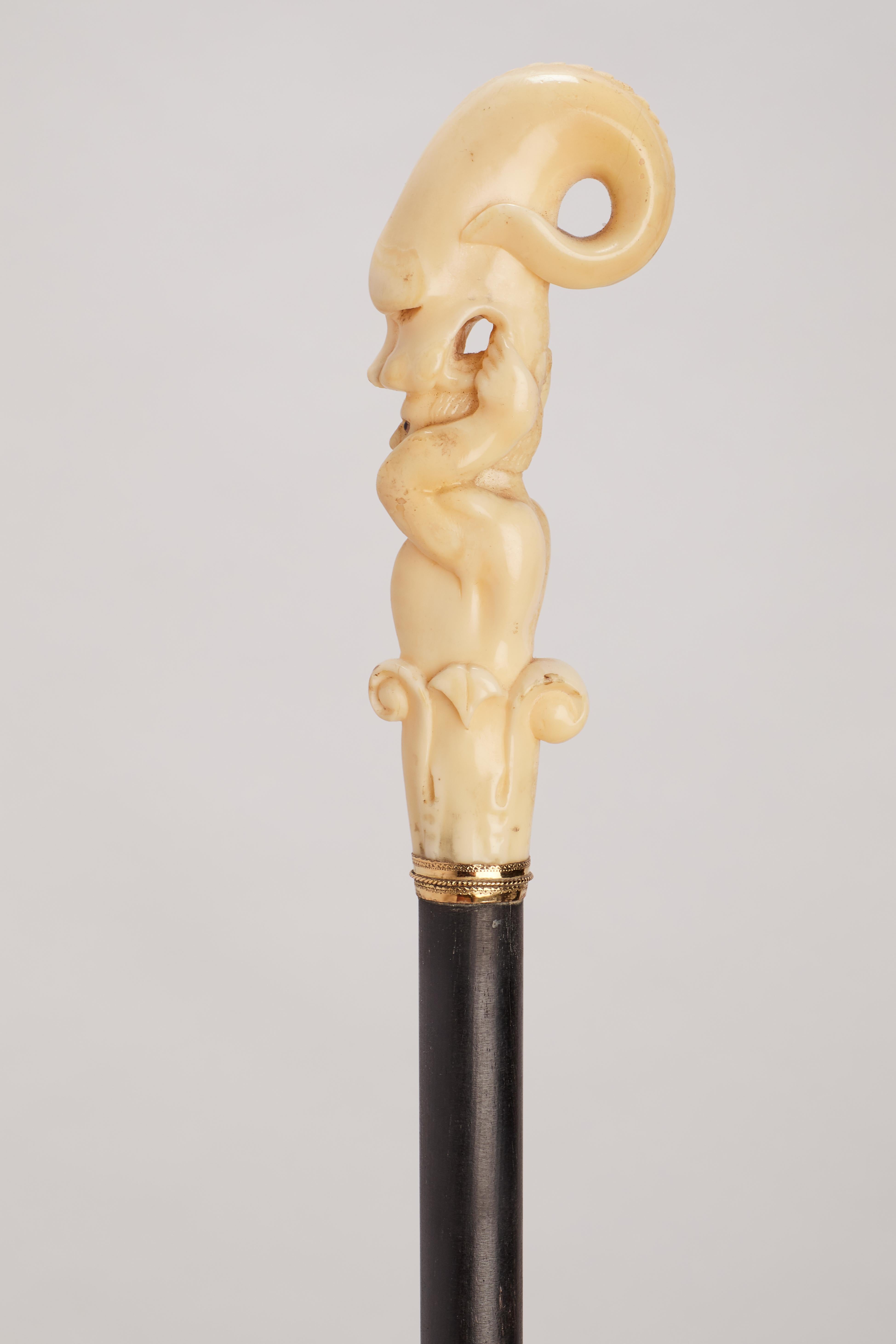 Bastón con mango de marfil de morsa que representa a Jonás y la ballena, Alemania 1860. Oro en venta