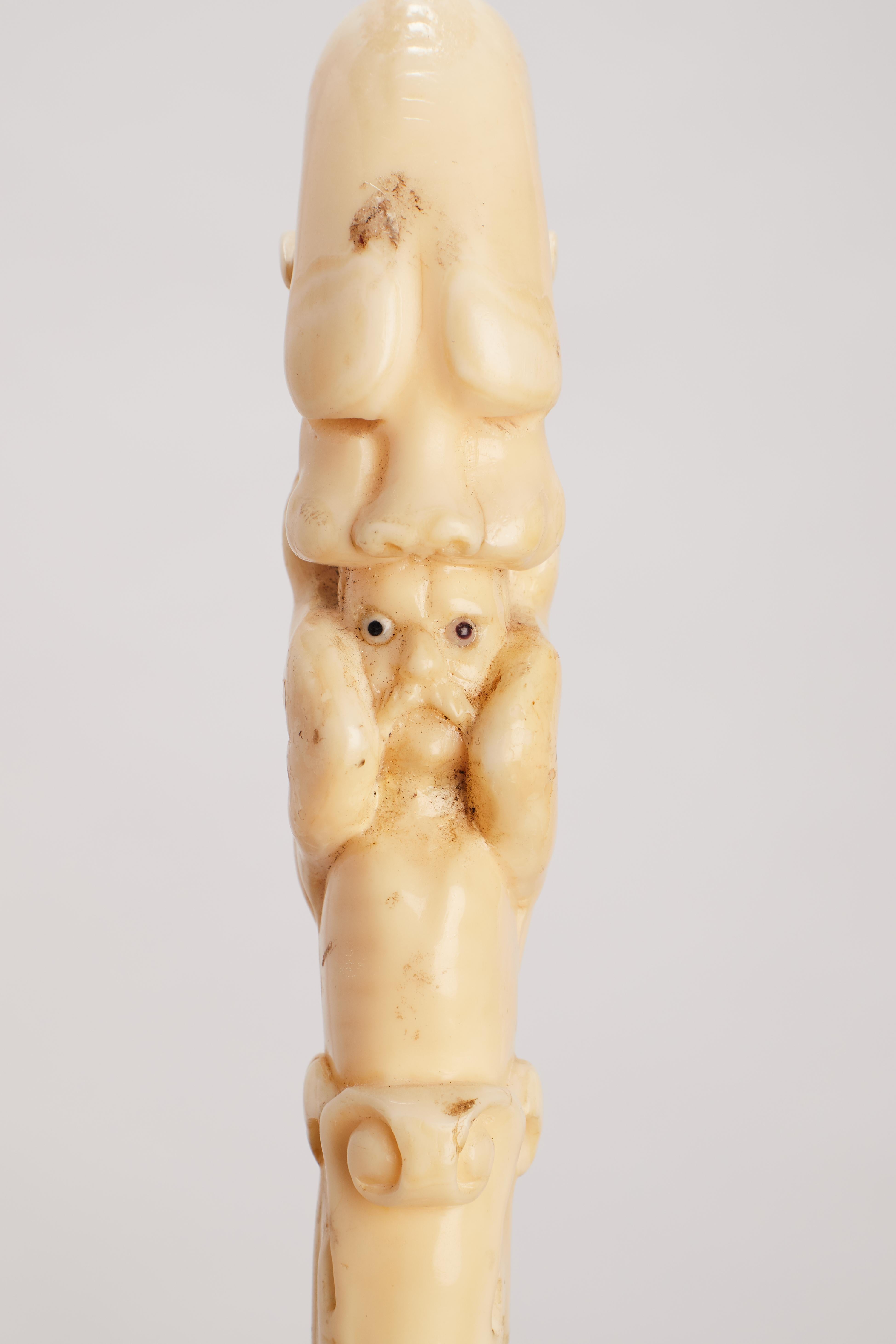 Bastón con mango de marfil de morsa que representa a Jonás y la ballena, Alemania 1860. en venta 2