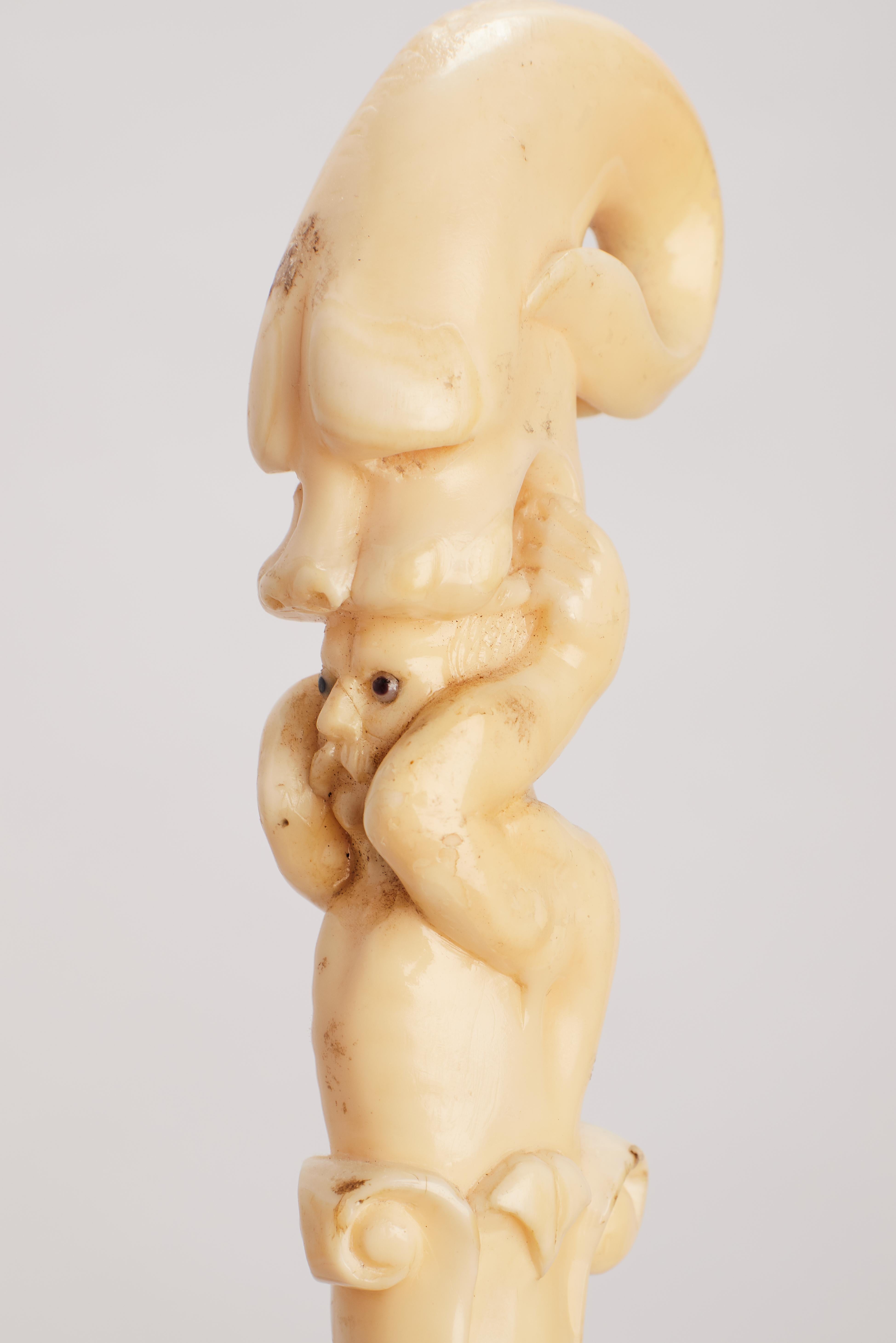 Bastón con mango de marfil de morsa que representa a Jonás y la ballena, Alemania 1860. en venta 3