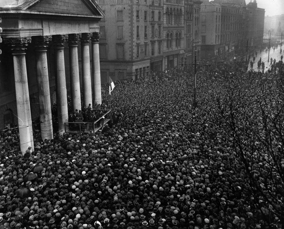 "Dublin Crowd" von Walshe

Nach der Unterzeichnung des Vertrags zur Gründung des Freistaats wendet sich der irische Politiker und Sinn-Fein-Führer Michael Collins (1890 - 1922) von der Säulenhalle der Bank of Ireland aus an die Dubliner Menge auf