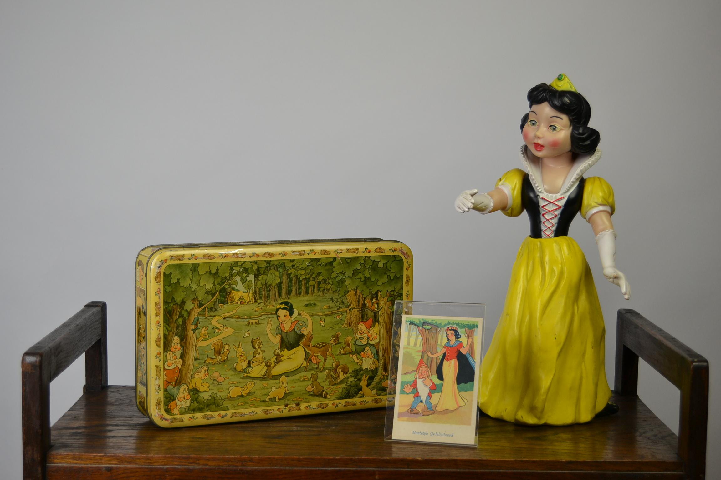 Walt Disney biscuit tin with snow white and the seven dwarfs.
Great design with snow white and the seven dwarfs: Doc, Happy, Grumpy, Sleepy, Bashful, Sneezy and Dopey. Also the Queen can't miss. Snow white sitting in the forrest surrounded with
