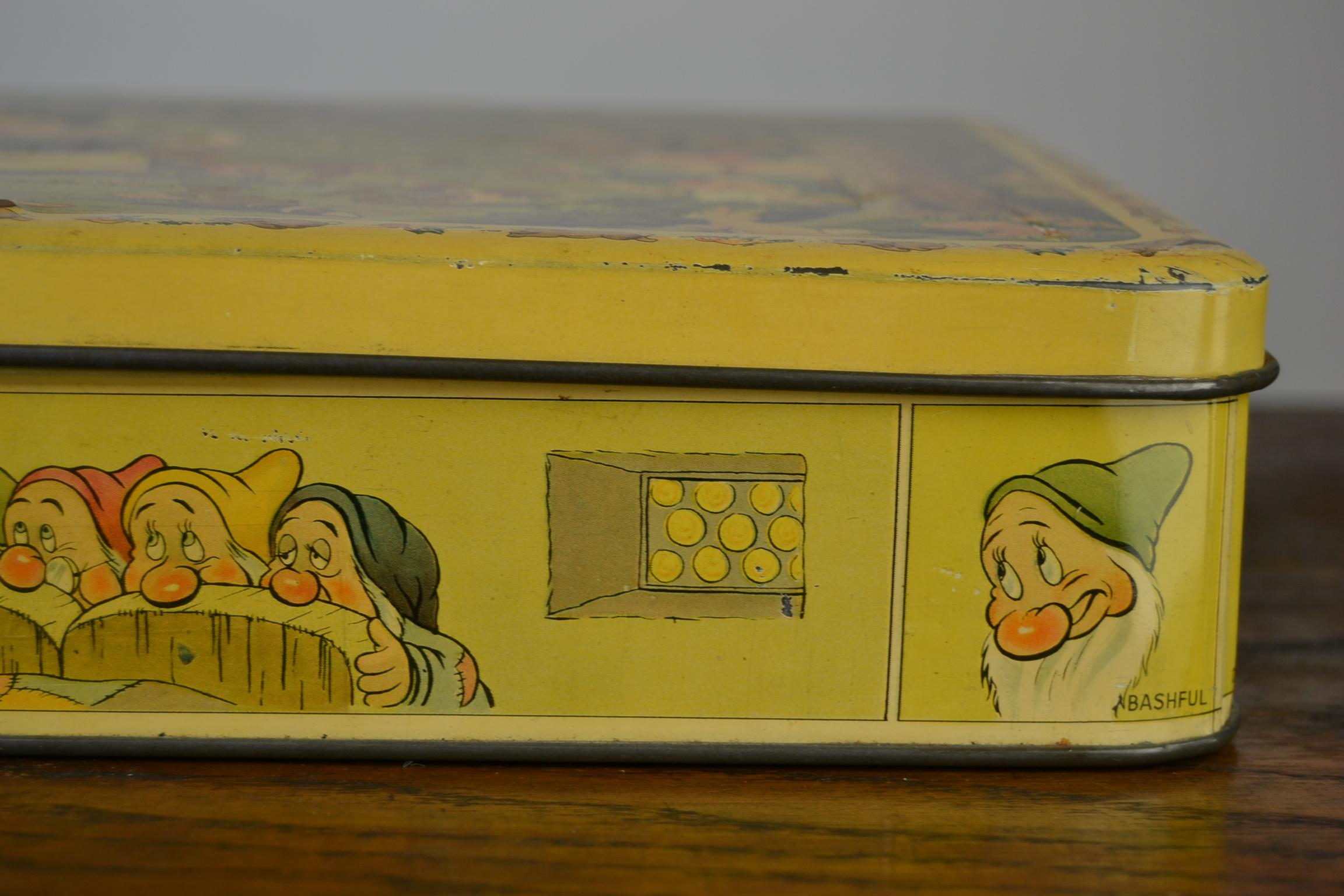 Walt Disney Biscuit Tin, Snow White and the Seven Dwarfs, Late 1930s, Belgium In Good Condition In Retie, BE