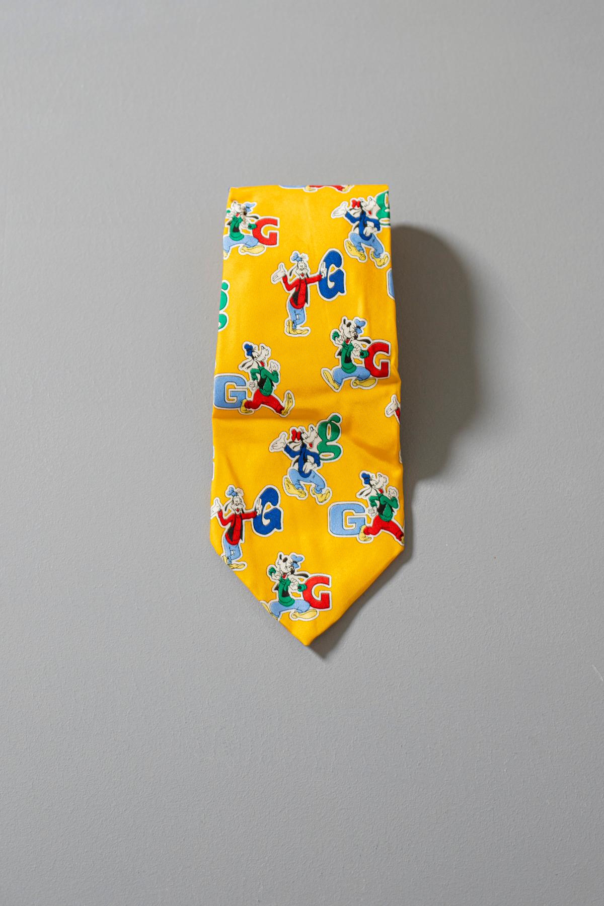Cool vintage Walt Disney Iside tie, fresh and young this ideal for Pluto fans. It is made in 100% silk, which is the reason why it is smooth and of good quality. This beautiful and colourful with its bright yellow color it is perfect to wear with a