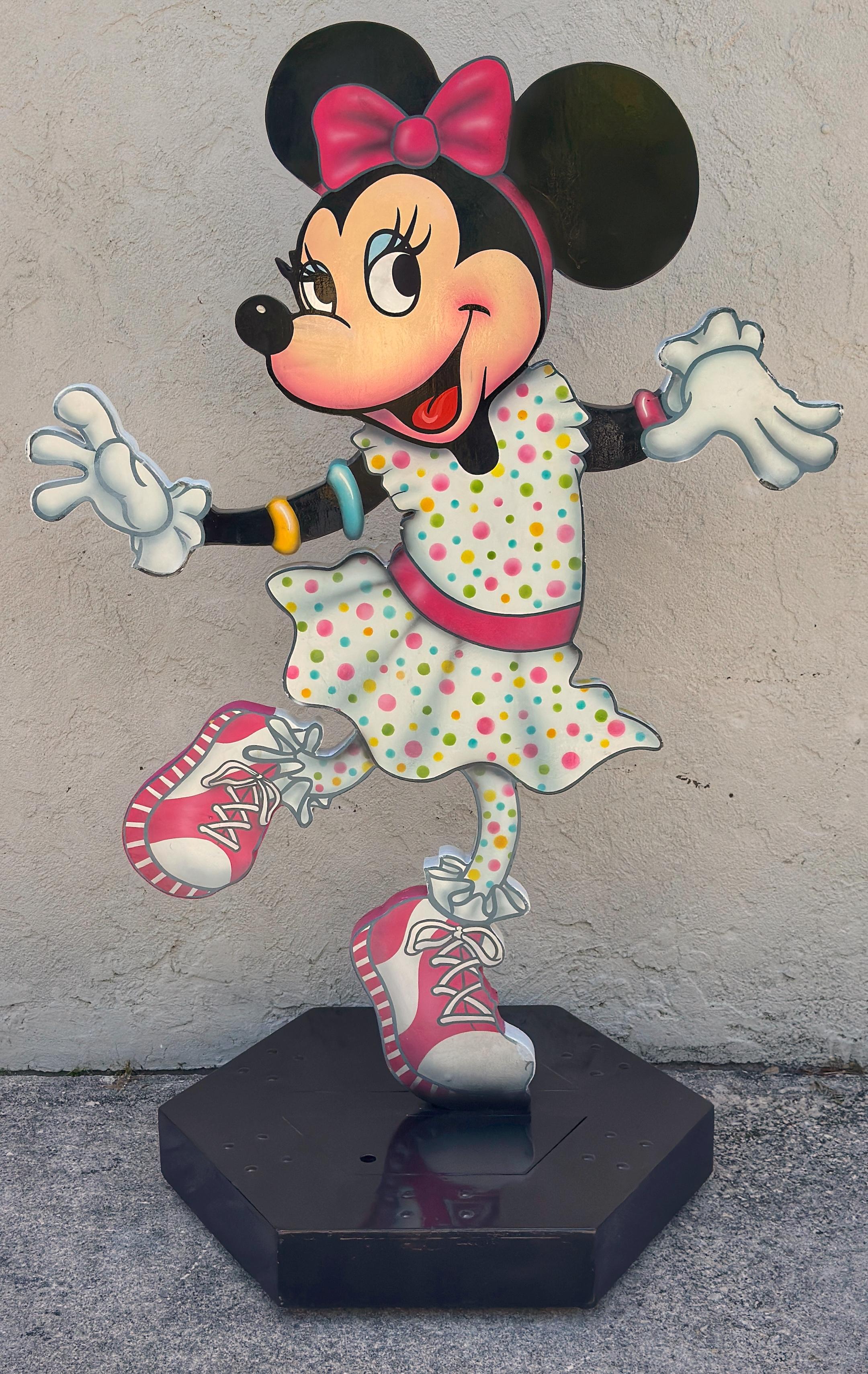 Scultura di Walt Disney a grandezza naturale di Minnie Mouse danzante su base a rotelle, Wood Wood intagliato e dipinto a mano, circa anni '80

Una deliziosa ed esuberante scultura di Minnie Mouse a grandezza naturale, probabilmente deaccessionata