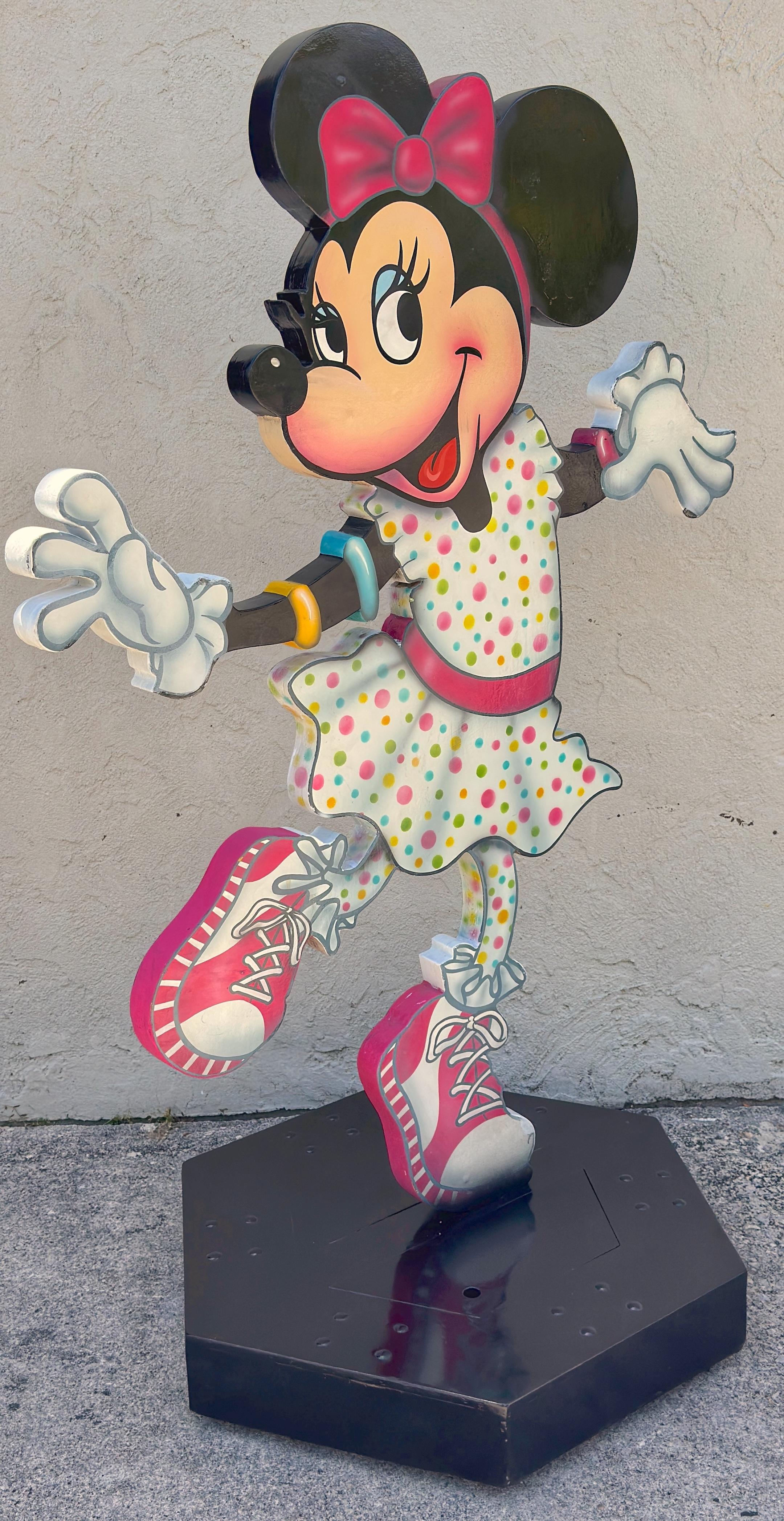 Americano Scultura a grandezza naturale di Minnie Mouse danzante di Walt Disney su base a rotelle in vendita