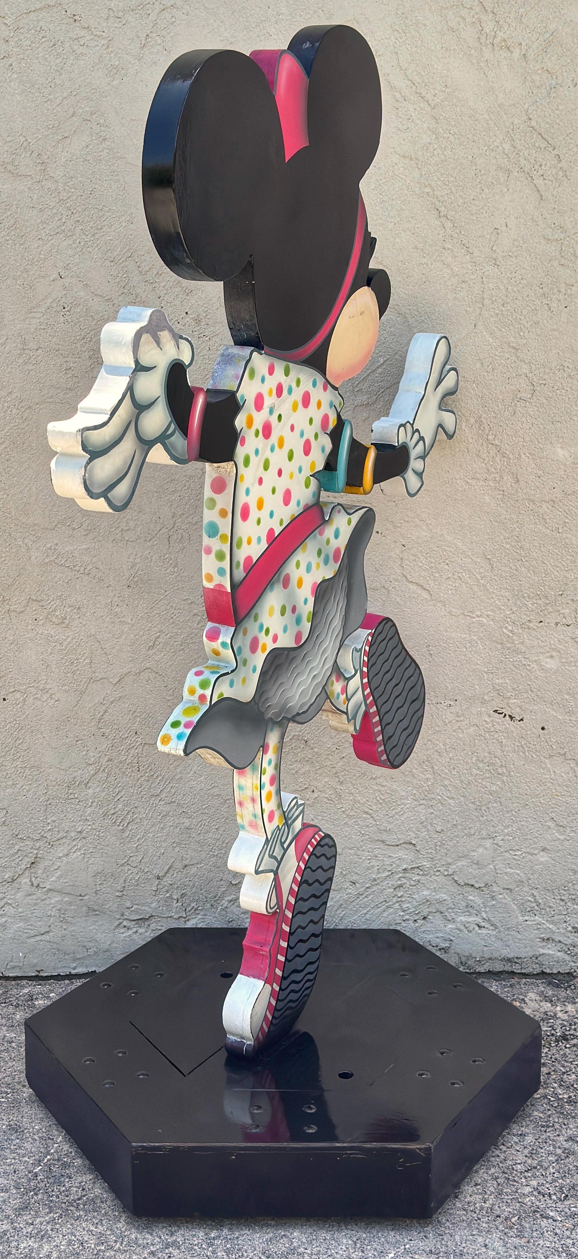 Legno Scultura a grandezza naturale di Minnie Mouse danzante di Walt Disney su base a rotelle in vendita