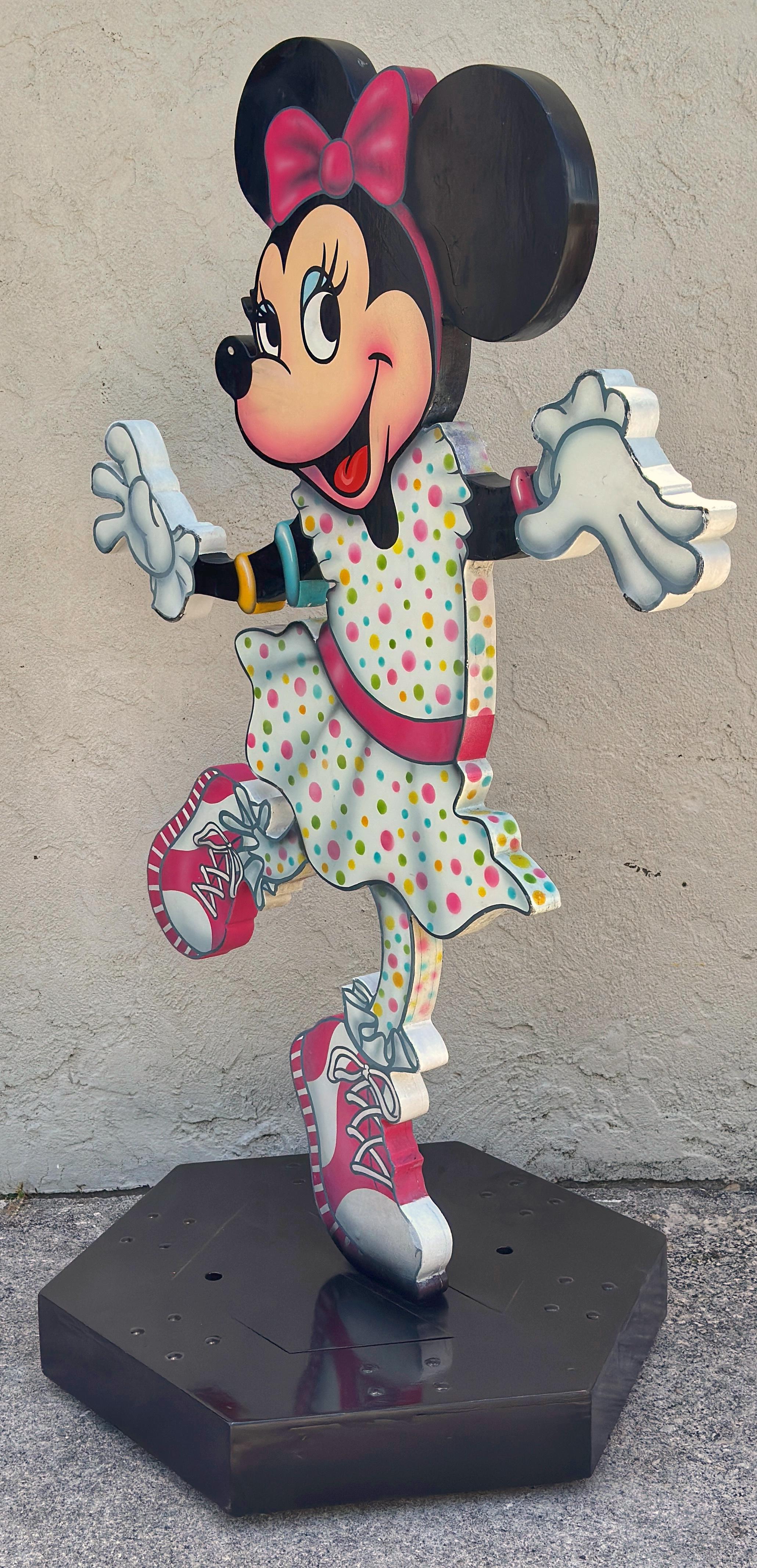 Scultura a grandezza naturale di Minnie Mouse danzante di Walt Disney su base a rotelle in vendita 1