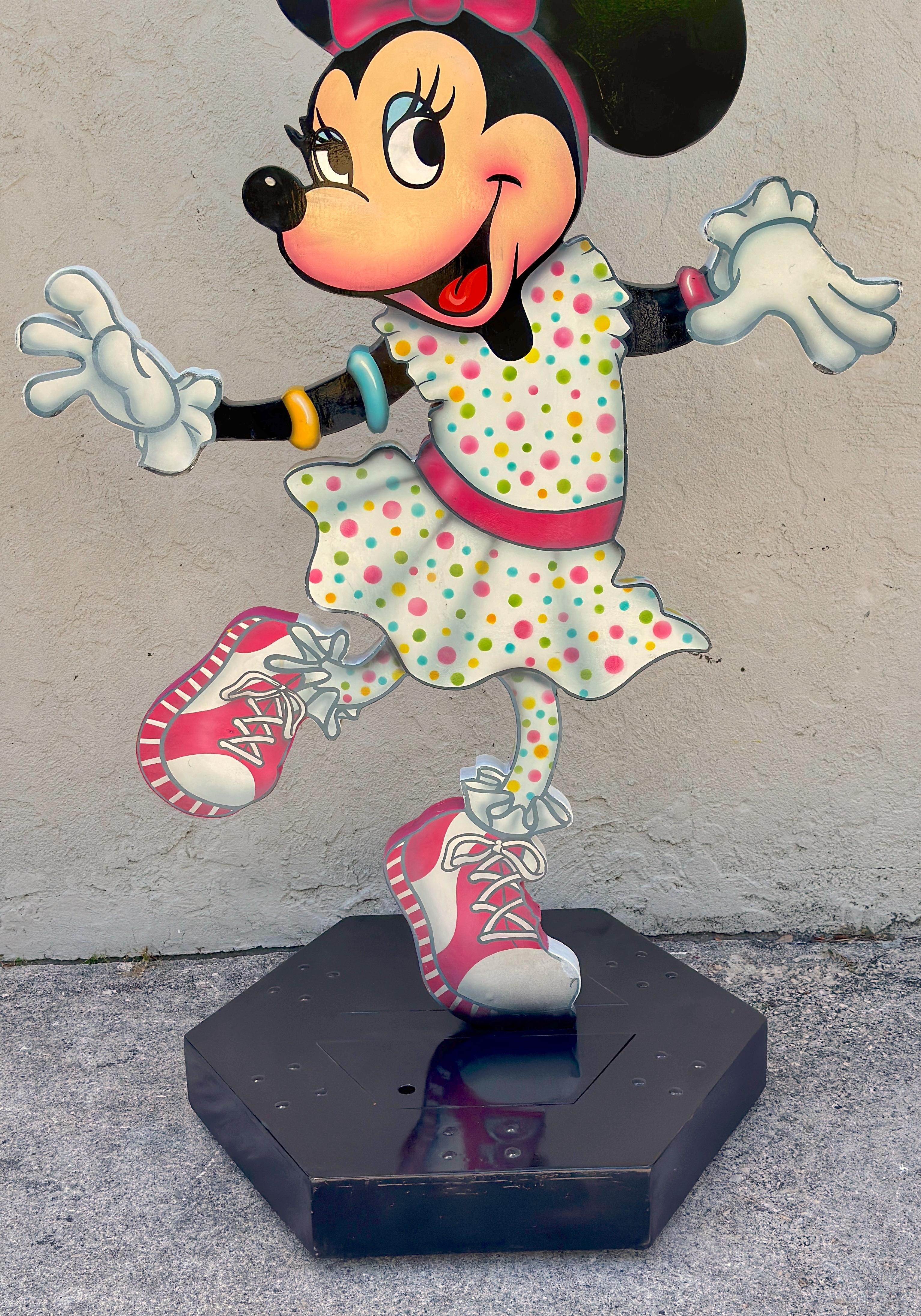 Scultura a grandezza naturale di Minnie Mouse danzante di Walt Disney su base a rotelle in vendita 2