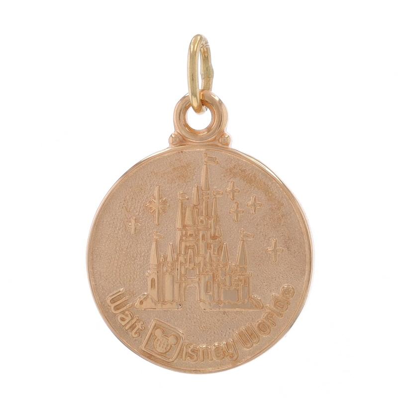 Marke: Walt Disney
Design/One:  Zauberhaftes Königreich Schloss

Metallgehalt: 14k Gelbgold

Thema: Aschenputtel-Schloss
Merkmale: Glatte Oberfläche mit strukturierten Details

Messungen

Höhe (ab stationärem Bügel): 23/32