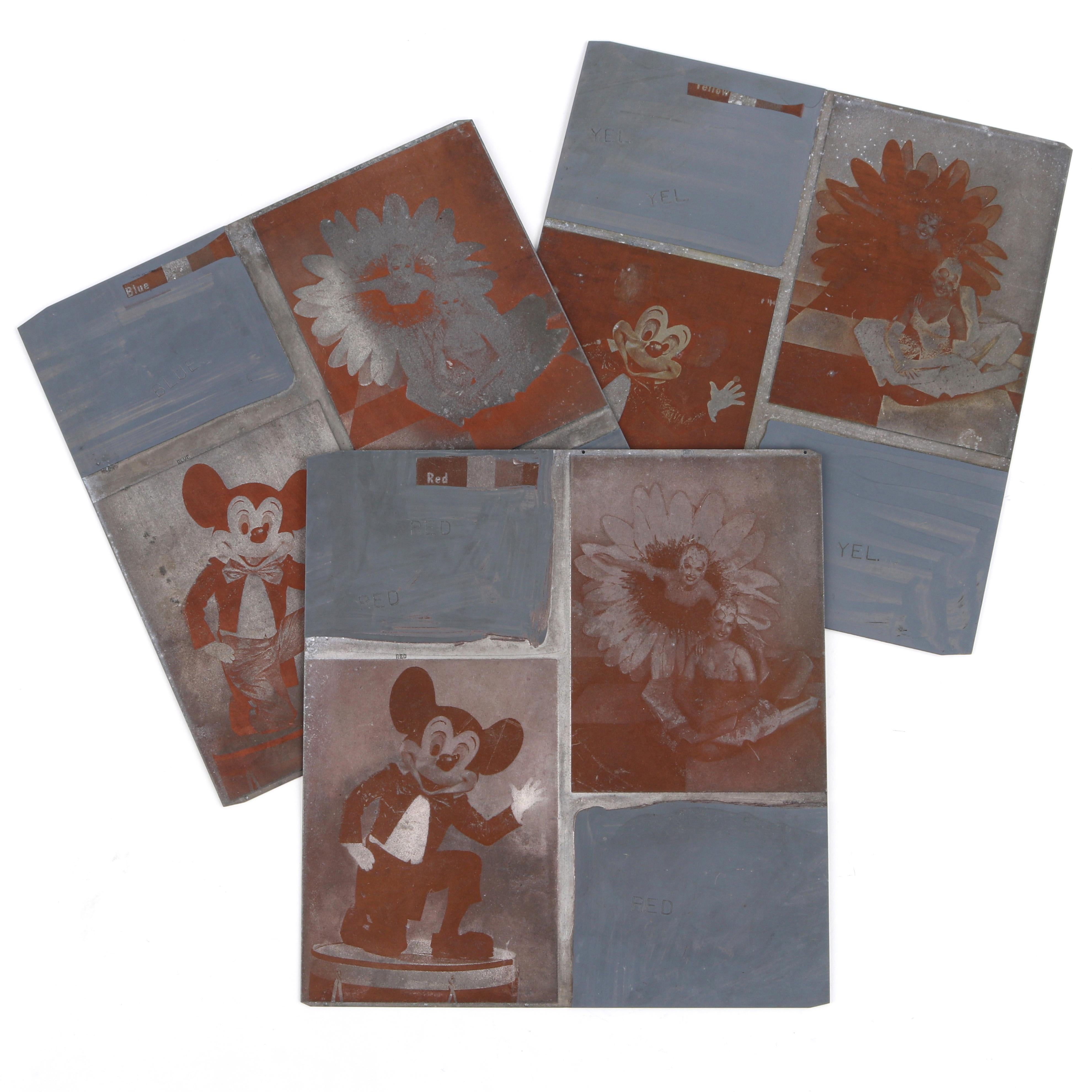 Satz von 3 Vintage Mickey Mouse & Disney themed halftone magnesium engraving plates for printing. Die Gravur ist ein Tiefdruckverfahren, bei dem Linien oder Punkte in eine Metallplatte geschnitten werden, um die Farbe aufzunehmen. Die Farbe wird