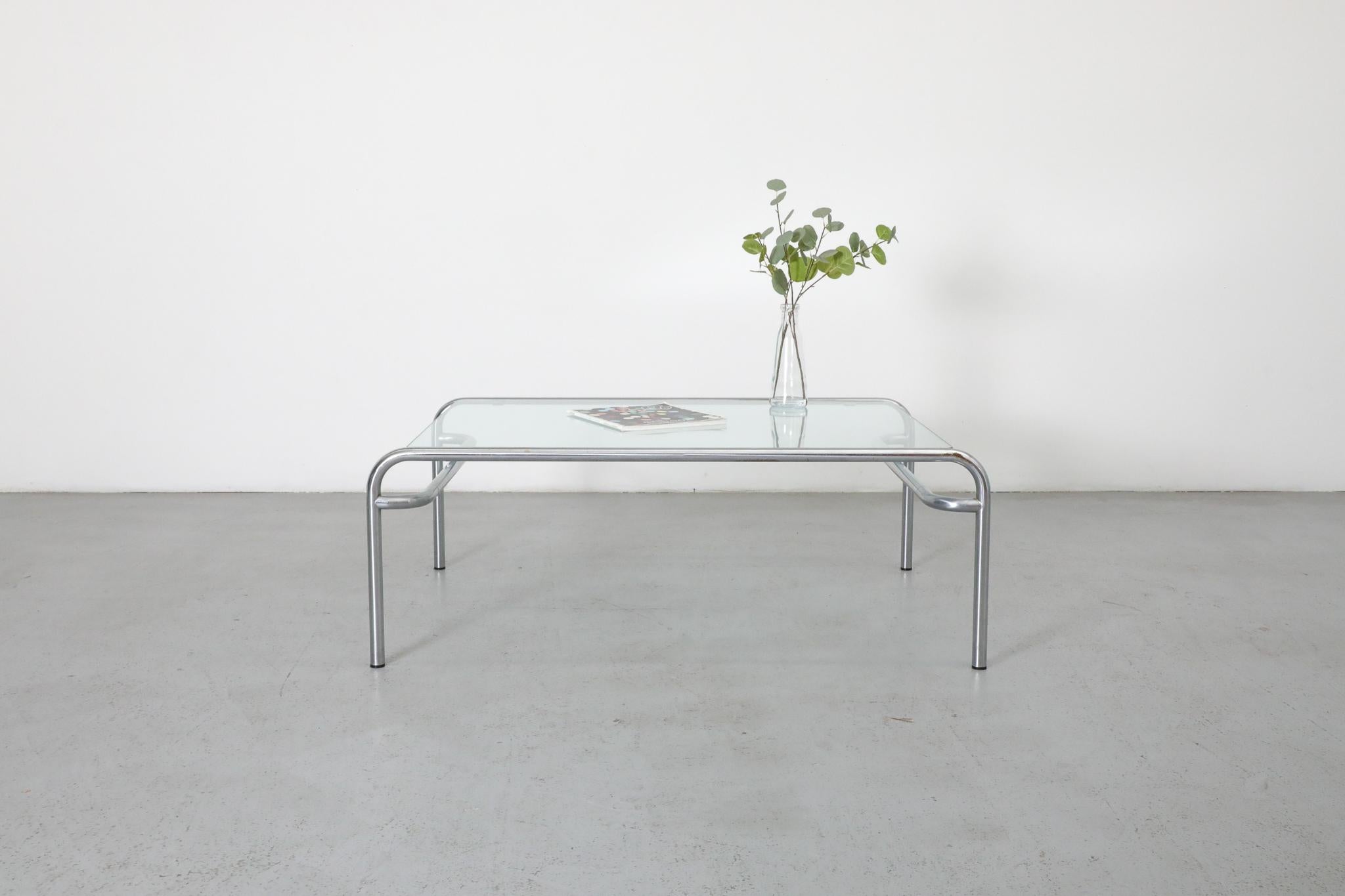 Mesa baja TE41 Tubular cromada de Walter Antonis para 't Spectrum, 1974

La mesa de centro TE41, destacada del diseño holandés de posguerra, fue creada en 1974 por el arquitecto y diseñador Walter Antonis para la progresista empresa holandesa de