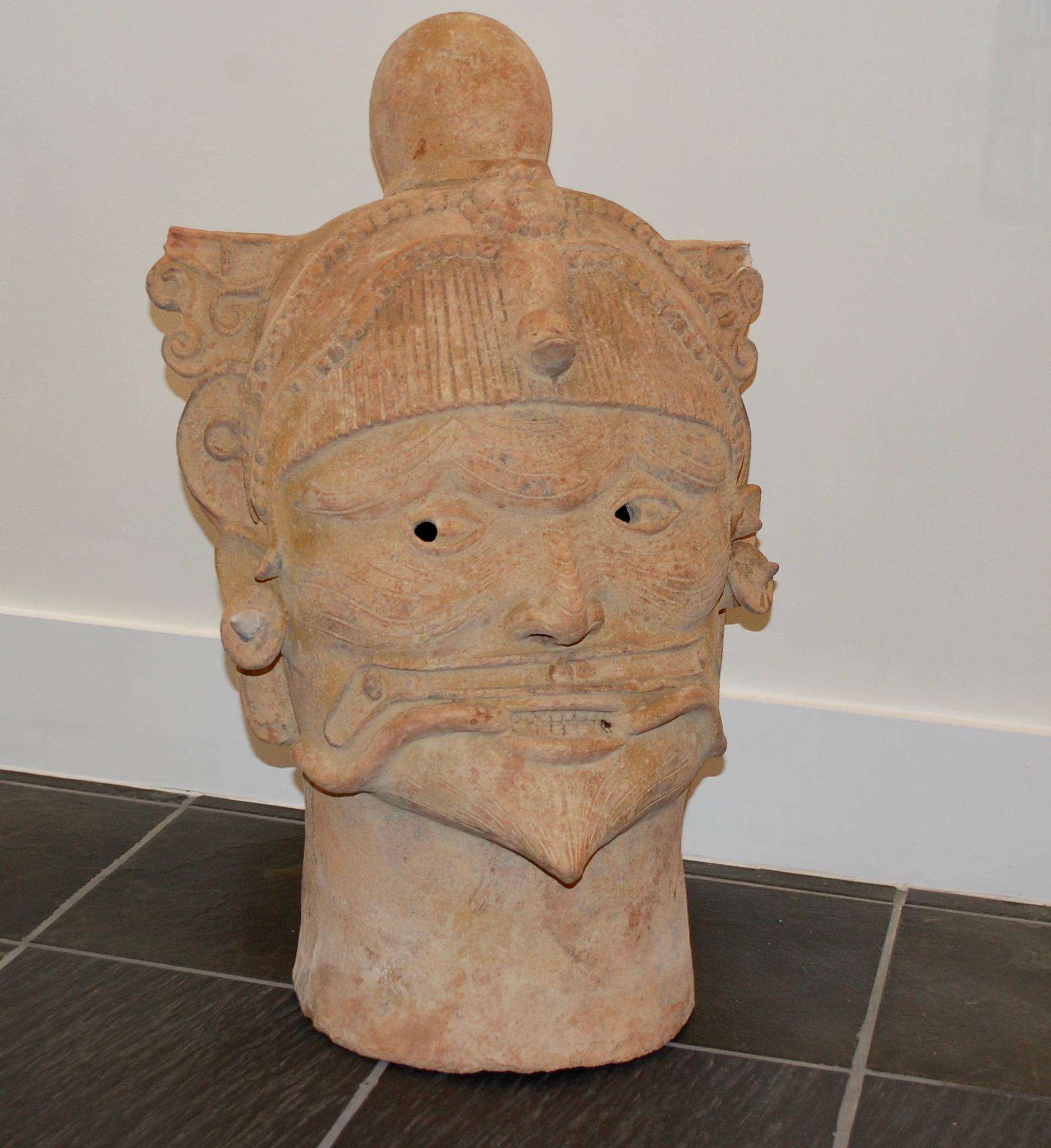 Cabeza de guerrero Escultura grande de arcilla - Sculpture de Walter Bastianetto