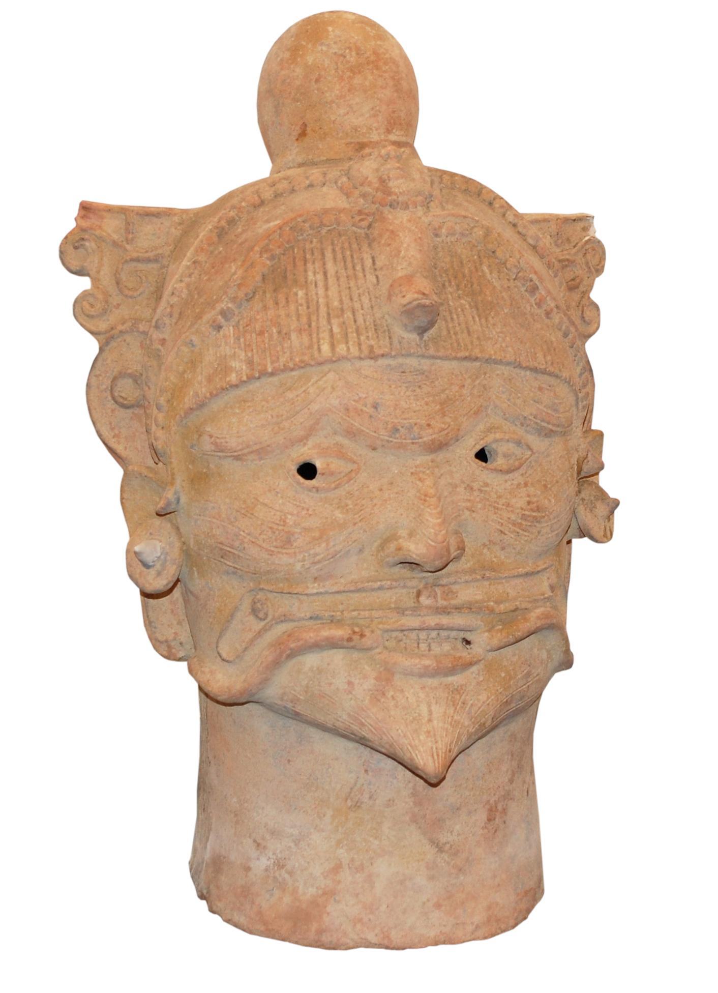 Cabeza de guerrero Escultura grande de arcilla