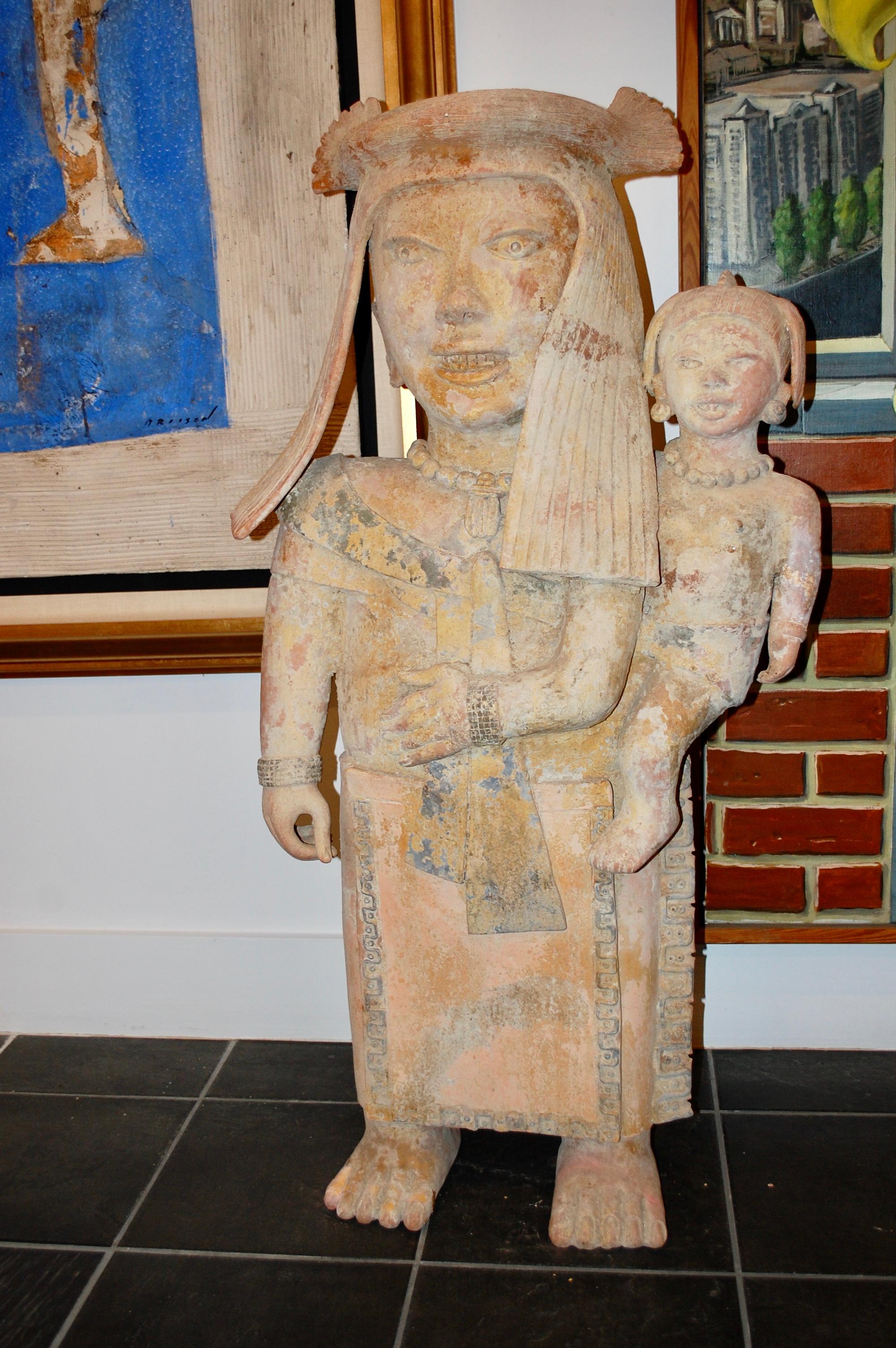   Mutter hält Baby Große Ton-Skulptur Pre-Columbian Style – Sculpture von Walter Bastianetto