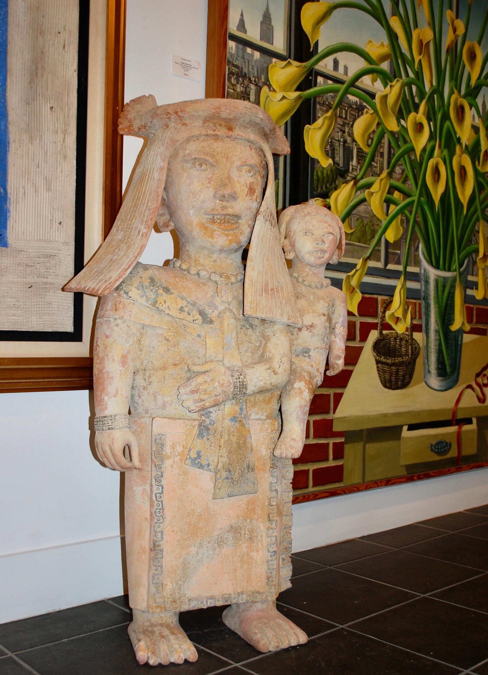   Mère tenant un bébé, grande sculpture en argile, style précolombien - Moderne Sculpture par Walter Bastianetto