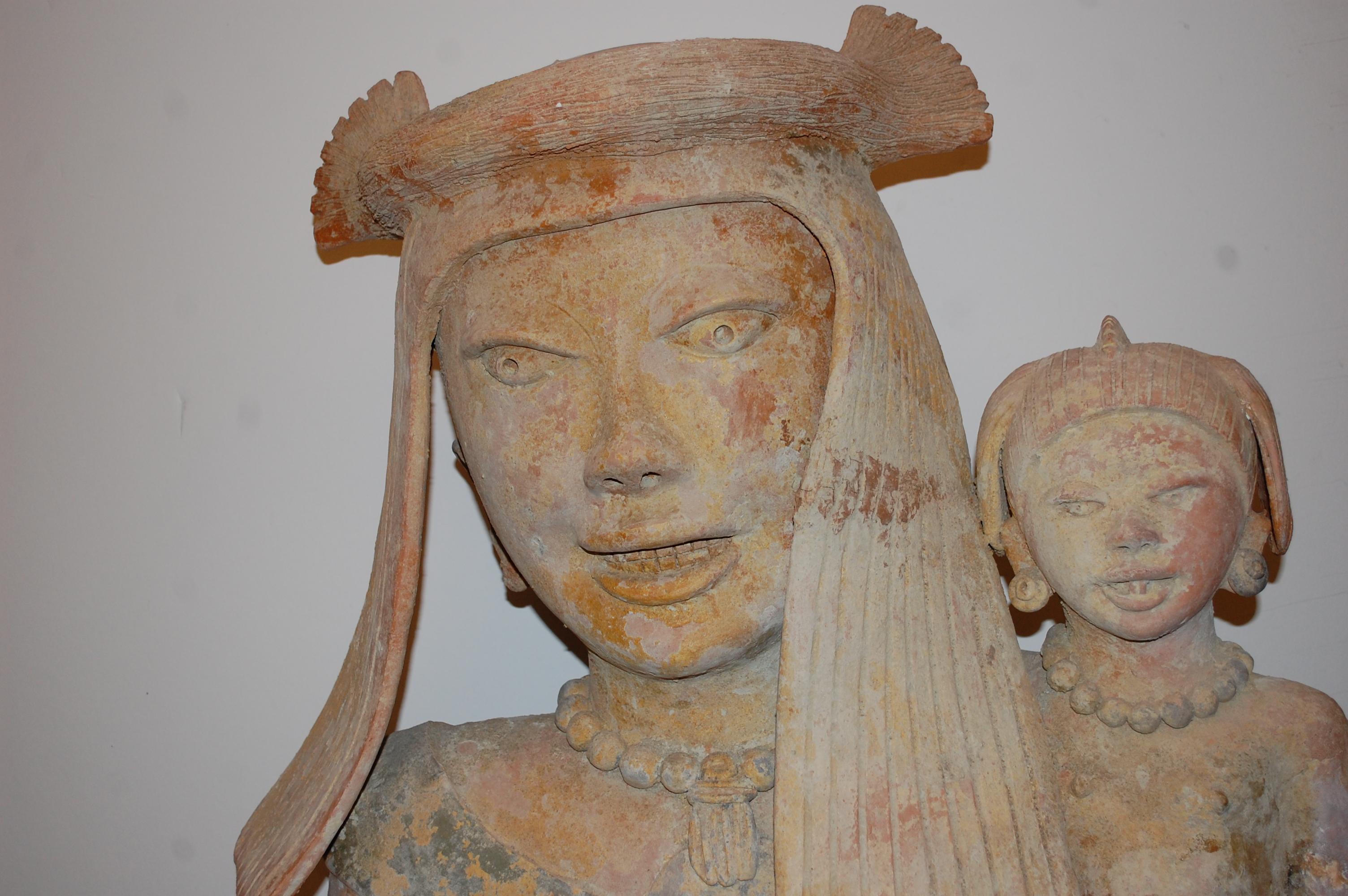   Mère tenant un bébé, grande sculpture en argile, style précolombien - Marron Figurative Sculpture par Walter Bastianetto