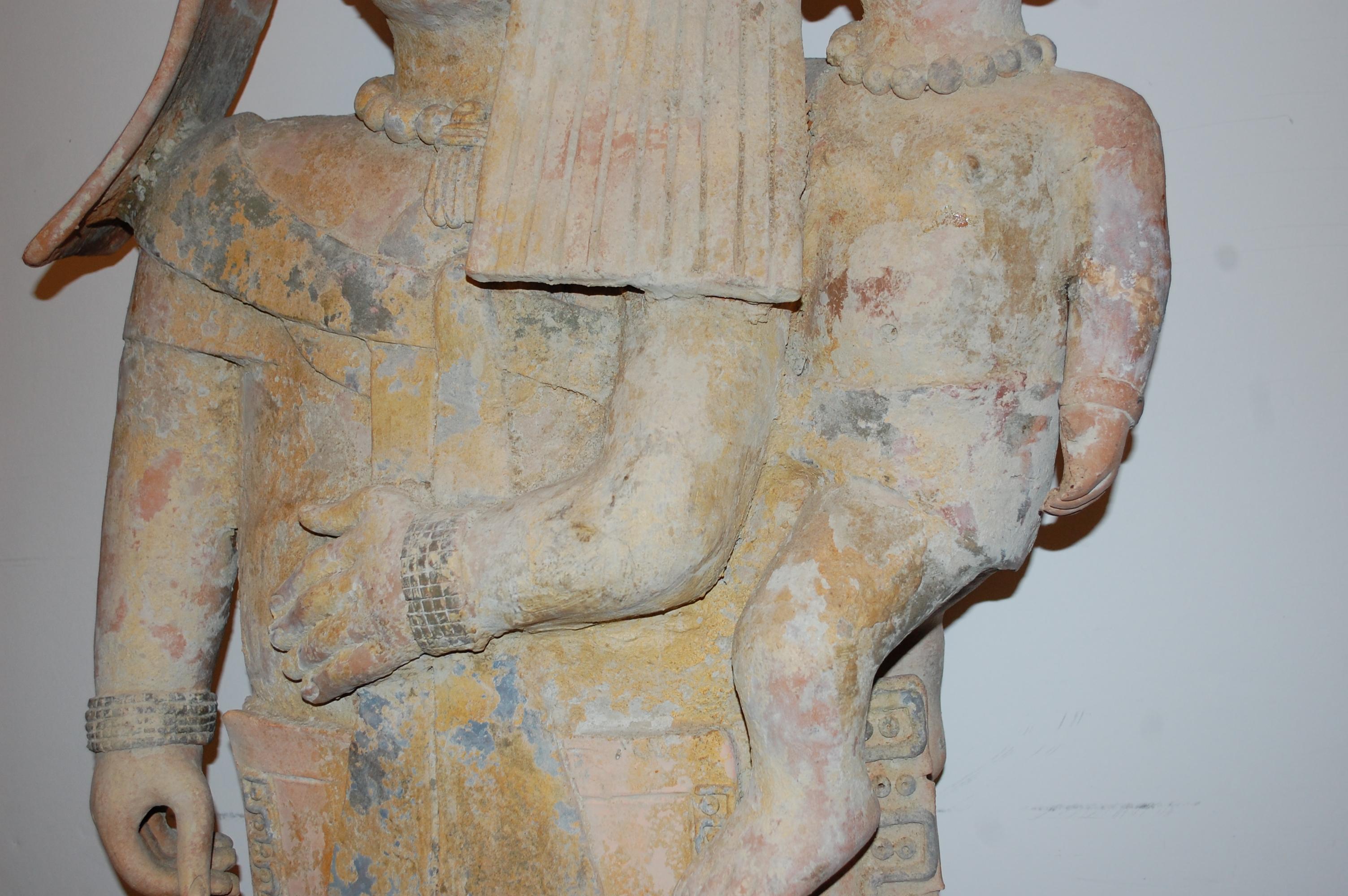  Mutter hält Baby, große Skulptur aus Terrakotta und Ton.
Moderne Pre-Columbian-Stil große Skulptur Auflage 1/30, Künstler signiert. 
Walter Bastianetto ist ein in Italien geborener Bildhauer, der in den 1970er Jahren nach Mexiko zog und sich dort