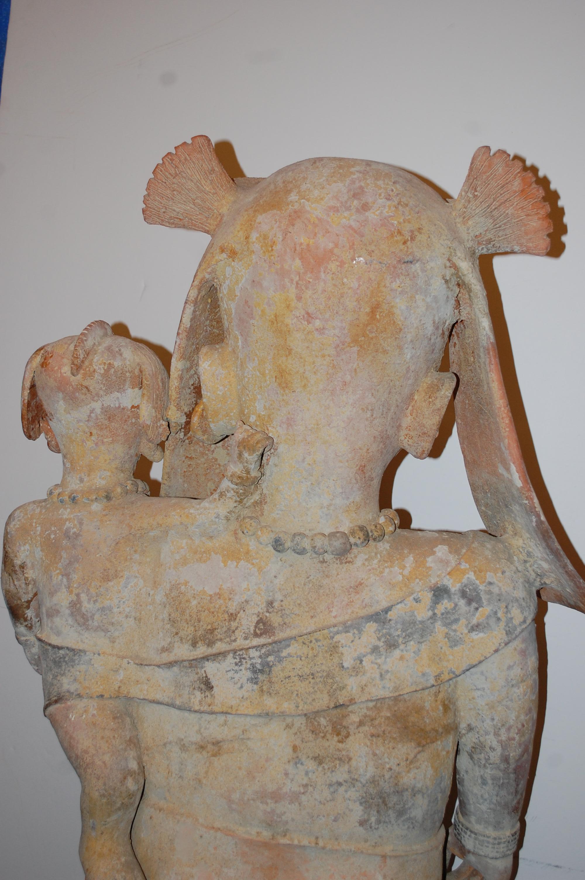   Mère tenant un bébé, grande sculpture en argile, style précolombien en vente 2