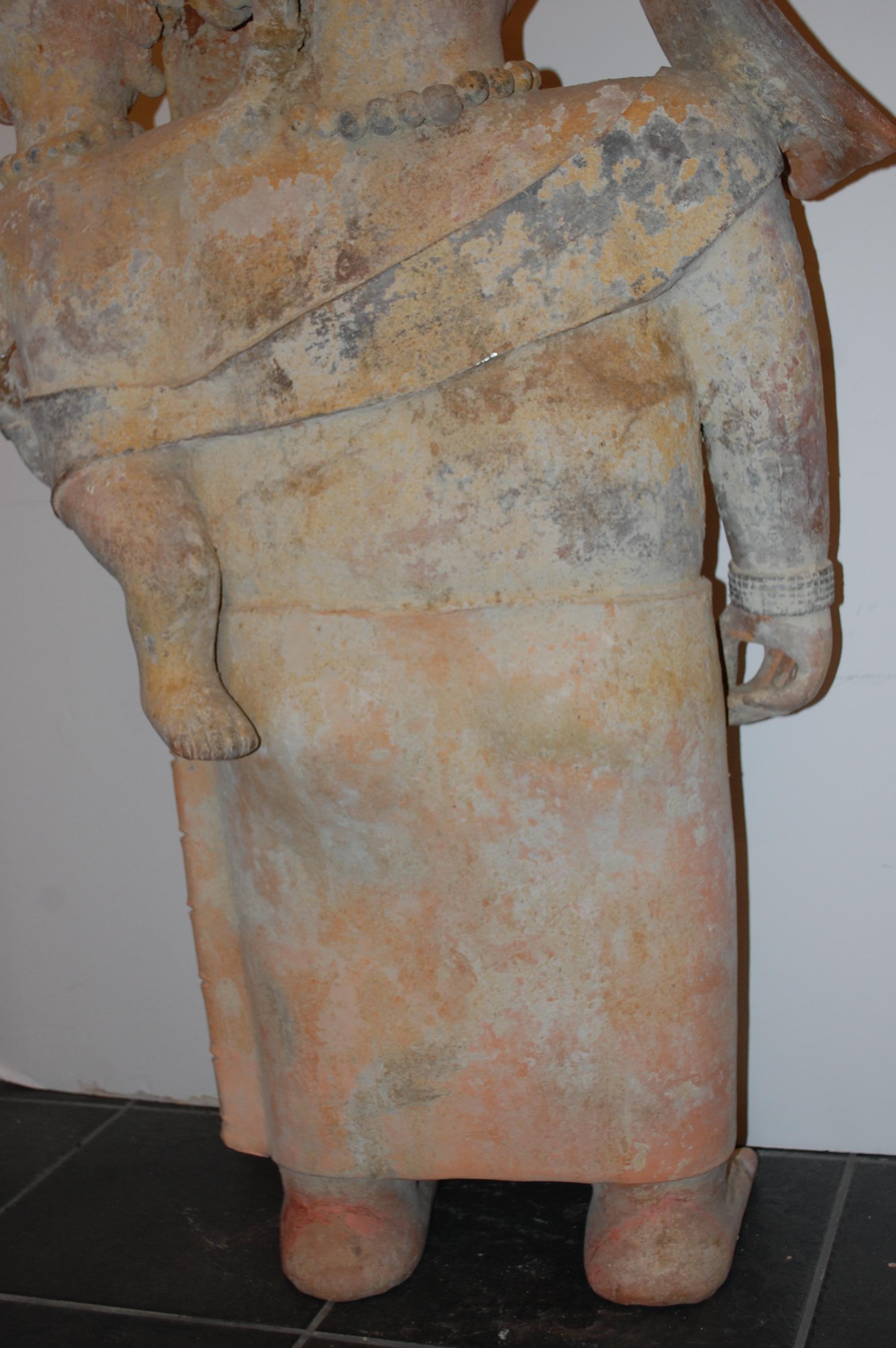   Mère tenant un bébé, grande sculpture en argile, style précolombien en vente 3
