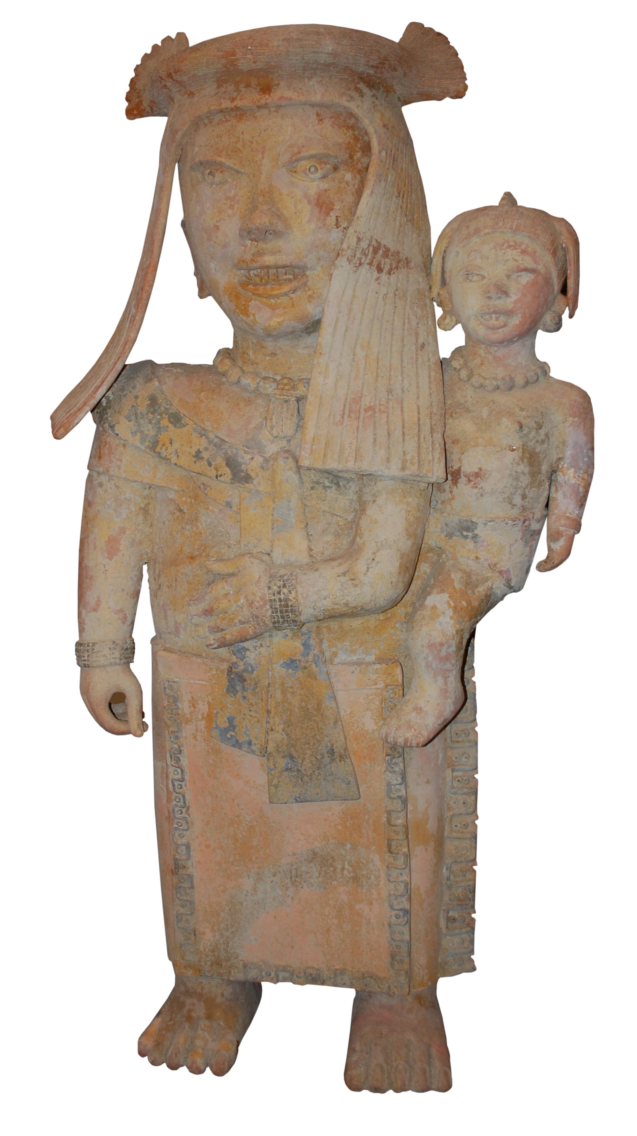 Walter Bastianetto Figurative Sculpture –   Mutter hält Baby Große Ton-Skulptur Pre-Columbian Style