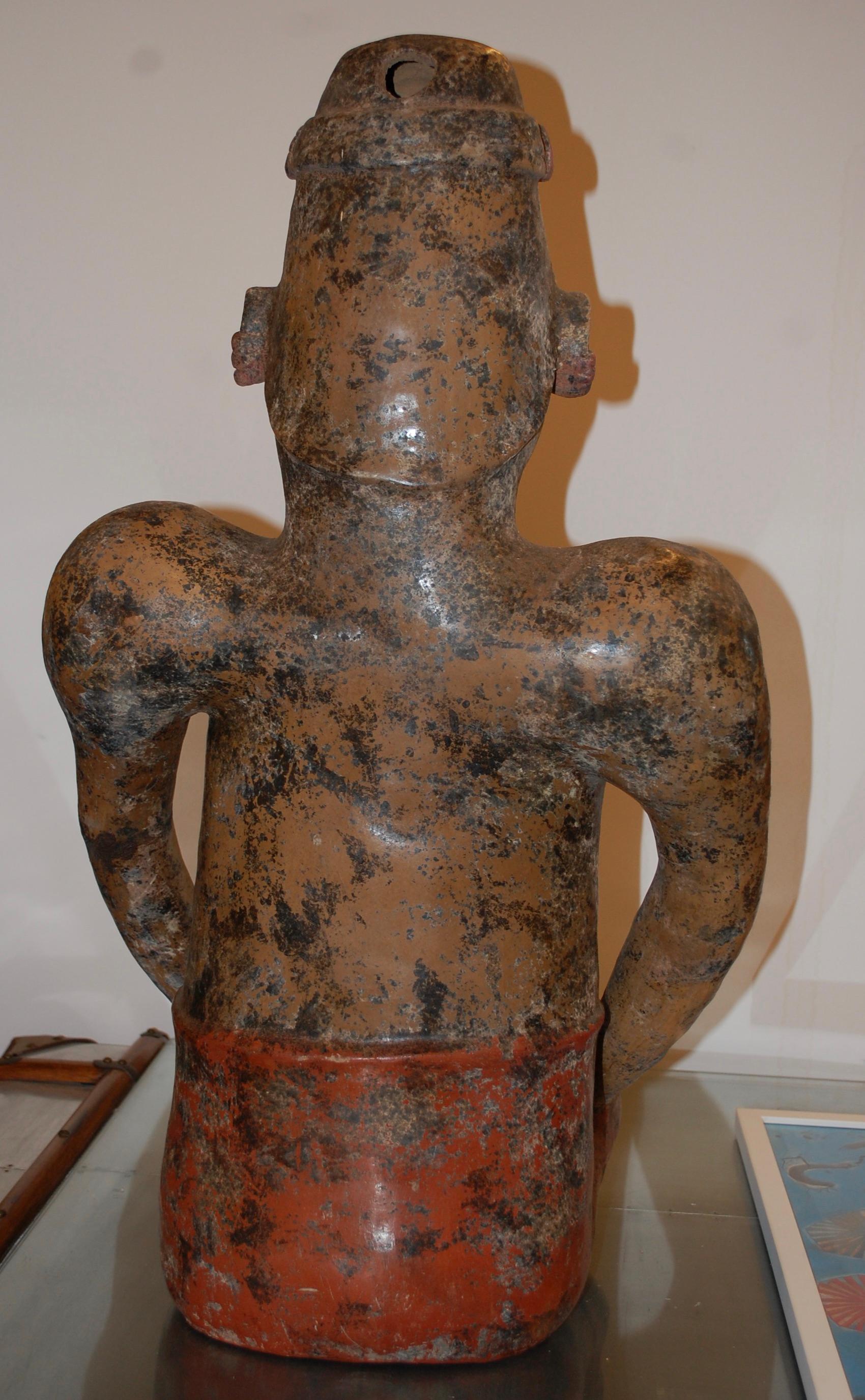 Sitzende Figur aus Ton-Skulptur im Angebot 2