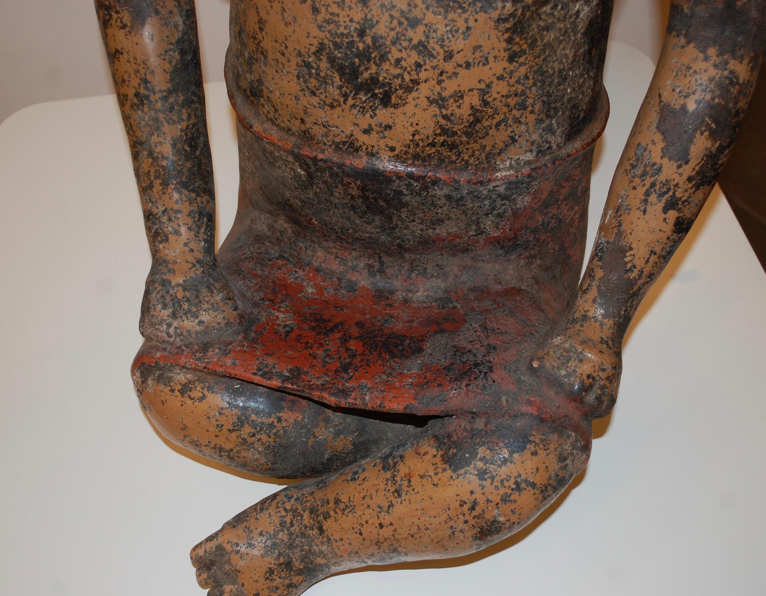 Sculpture - Figure assise en argile en vente 5