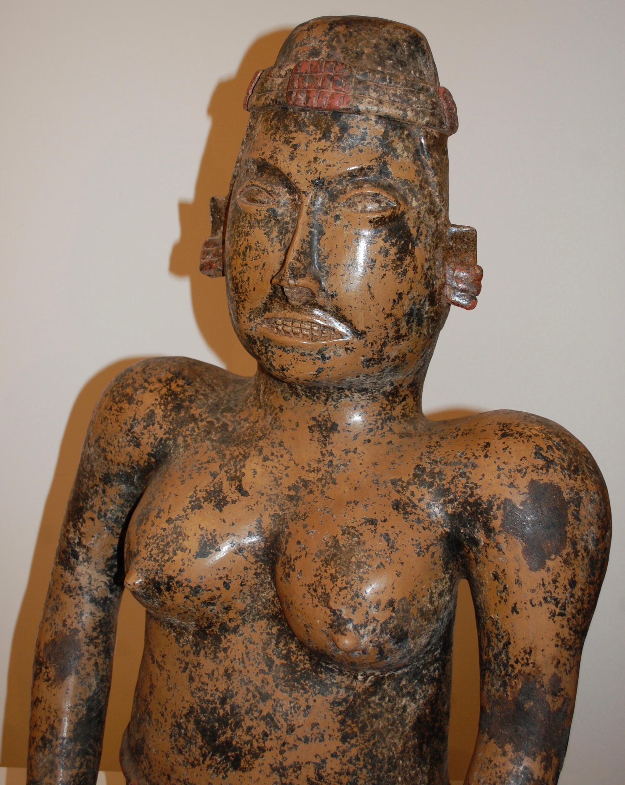 Sculpture - Figure assise en argile en vente 6