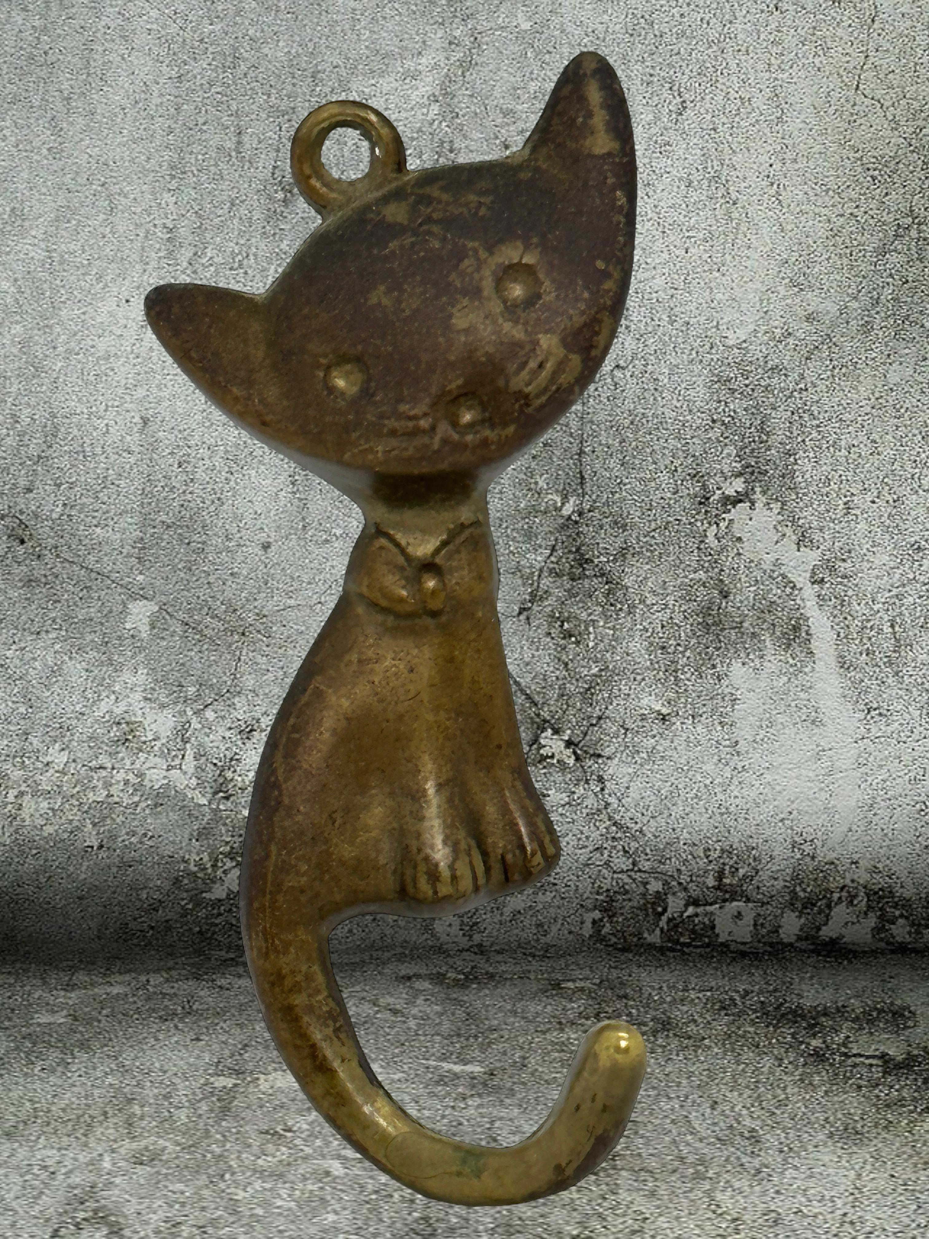 A cute Bosse Era style wall hook, made in the 1960s. It is made of Brass or some kind of metal. Wear of use, lovely patina, some use-lanes but this is old-age. Found at an Estate Sale in Vienna, Austria. A nice addition for your entry hall or any