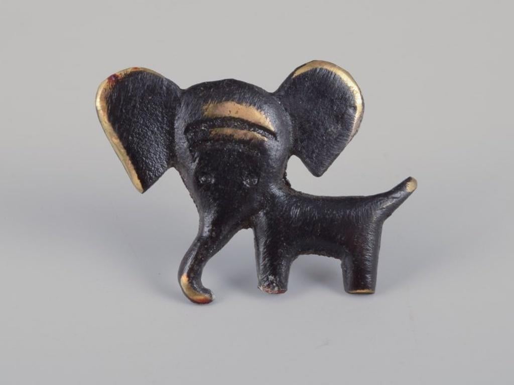 Walter Bosse (1904-1979), Österreich.
Drei Miniatur-Bronzefiguren. Baby-Elefant, Kuh und Pudel.
1930er/40er Jahre.
In ausgezeichnetem Zustand mit einer schönen Patina.
Abmessungen des Pudels: B 4,0 cm x H 4,0 cm.
