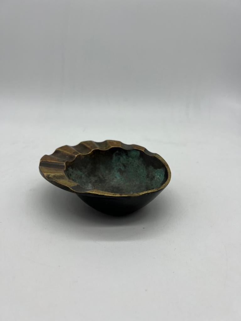 Metà XX secolo Posacenere asimmetrico in ottone Walter Bosse, anni '50, Vienna in vendita