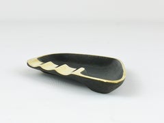 Cendrier moderniste asymétrique en laiton noir de Walter Bosse par Herta Baller, années 1950