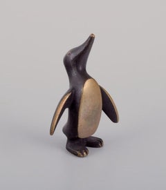 Walter Bosse, Autriche. Miniature. Bébé Pingouin debout en bronze, années 1930/1940.